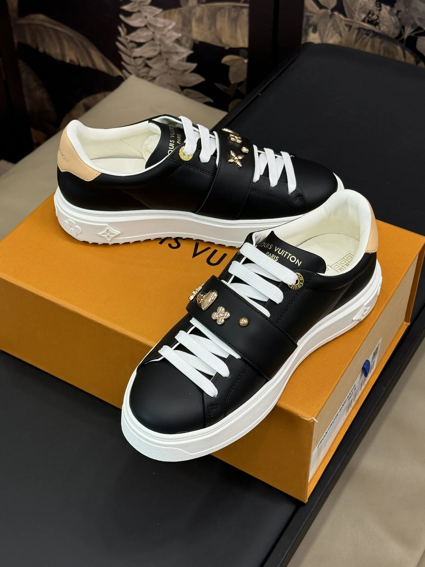 LV SNEAKER