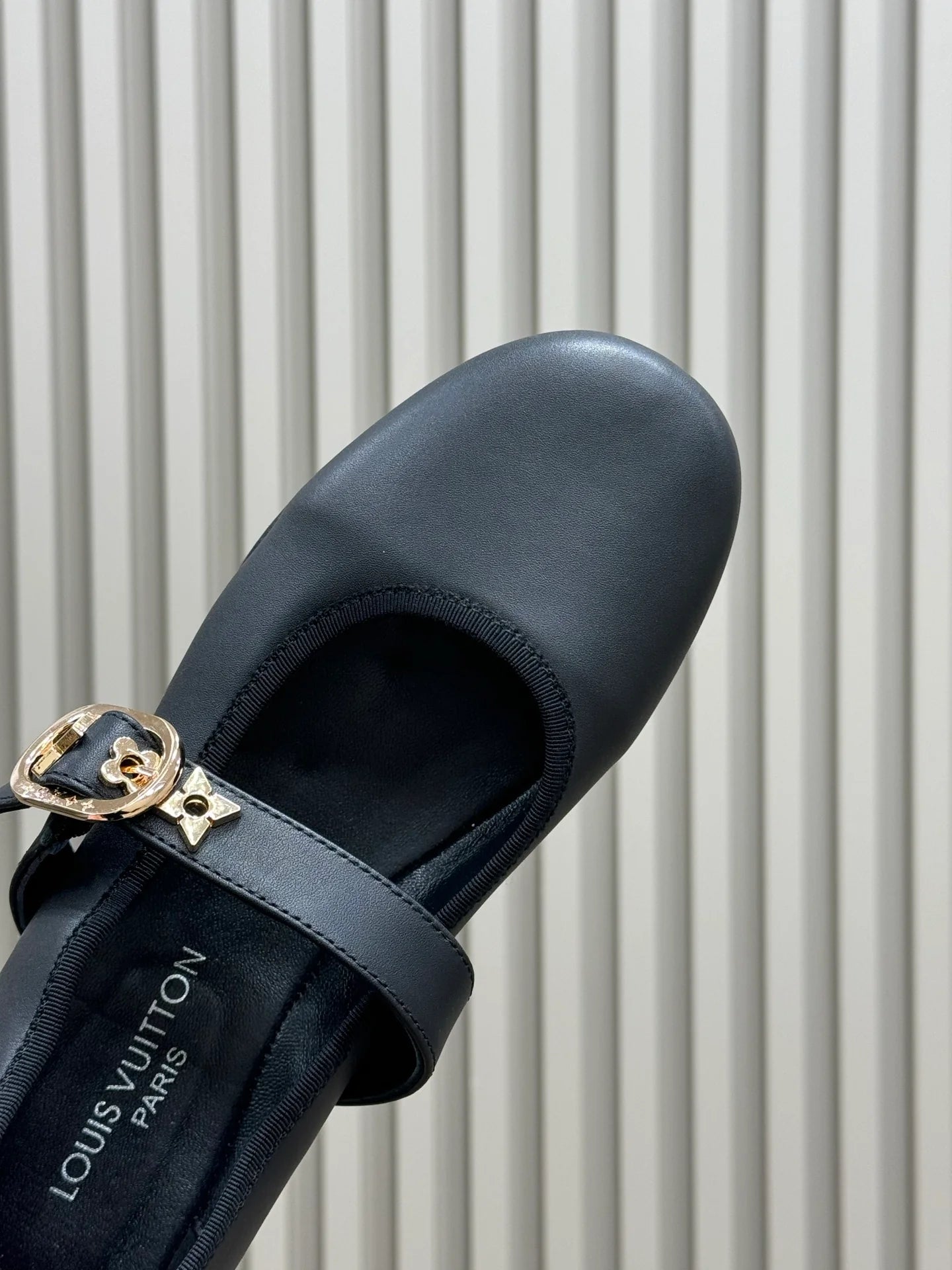 LV SNEAKER