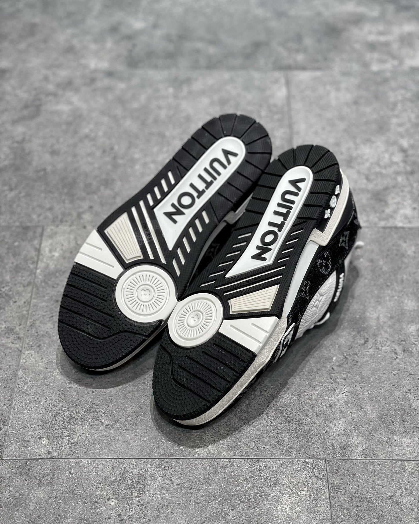 LV SNEAKER