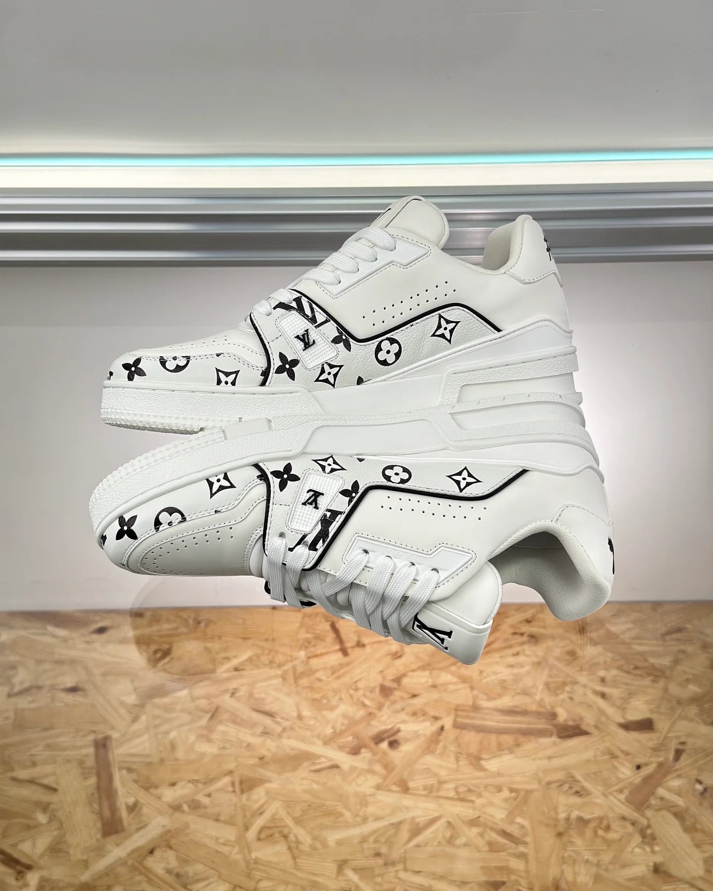 LV SNEAKER