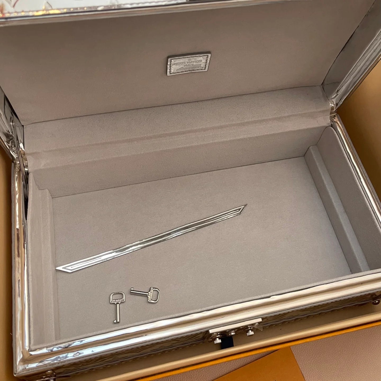 LV WATCHES BOX