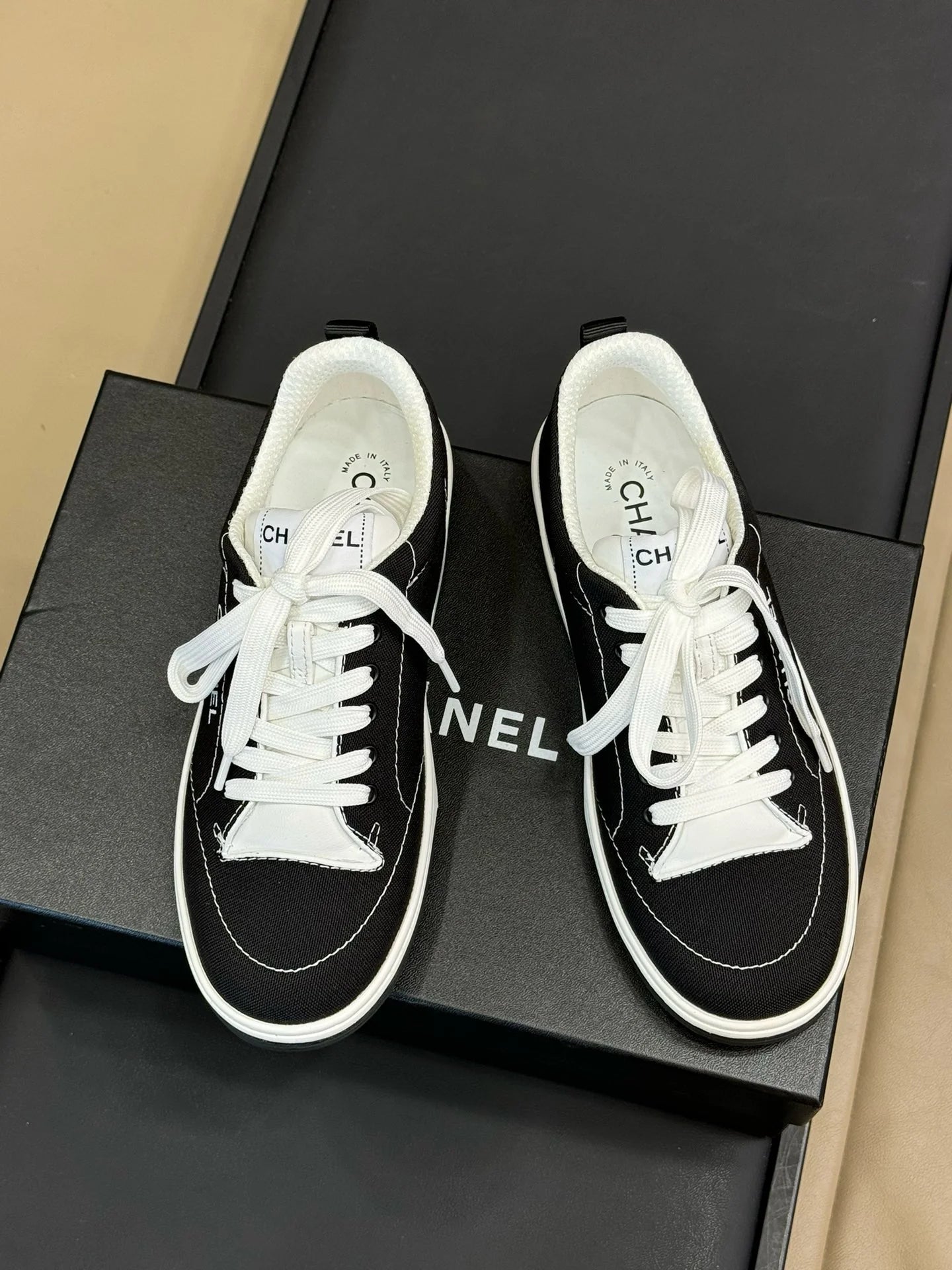CHANEL SNEAKER