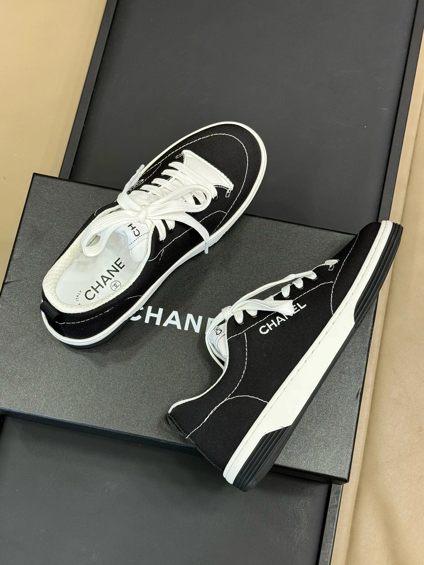 CHANEL SNEAKER