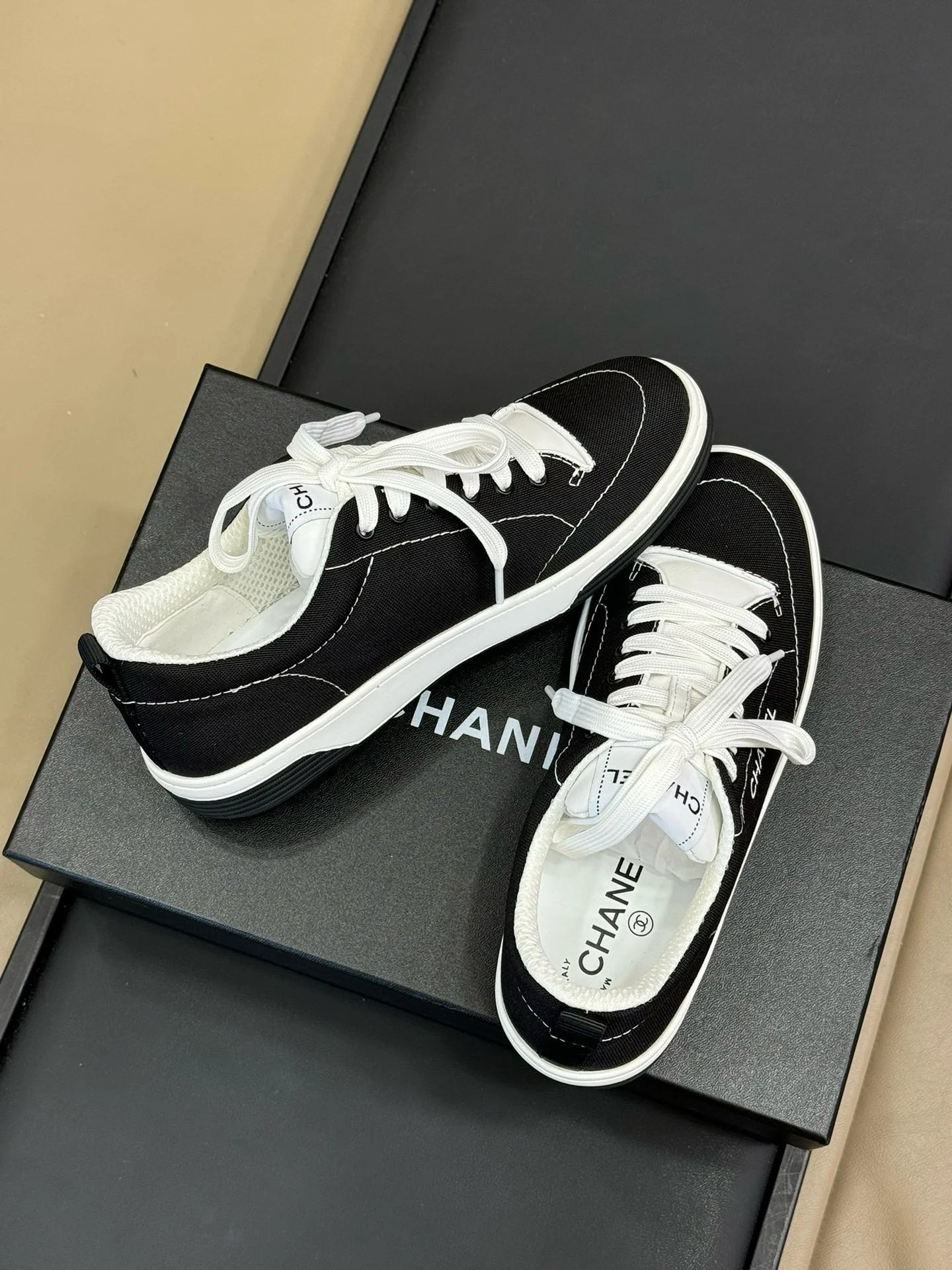 CHANEL SNEAKER