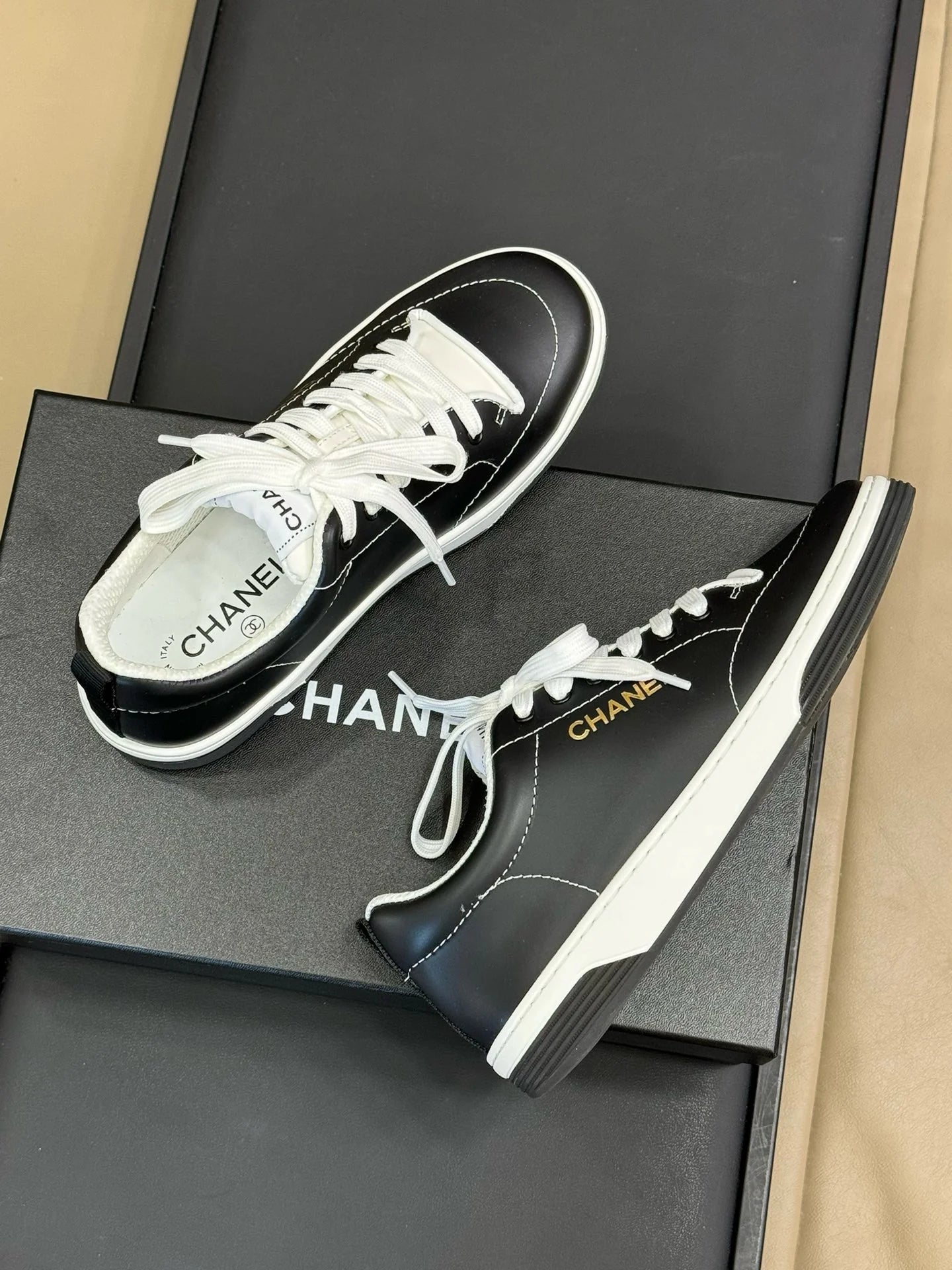 CHANEL SNEAKER