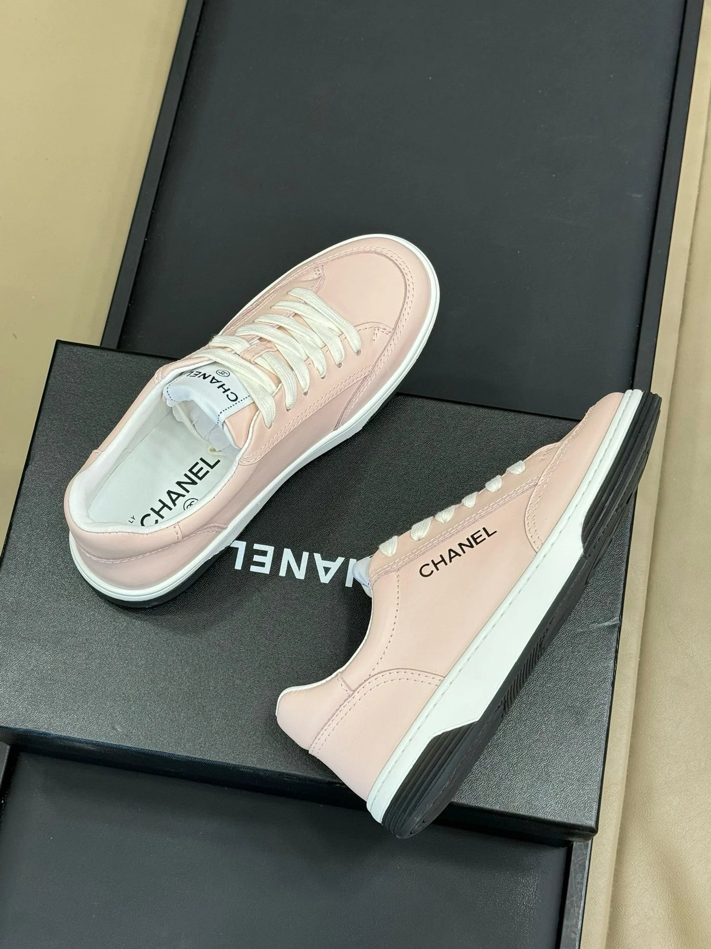 CHANEL SNEAKER
