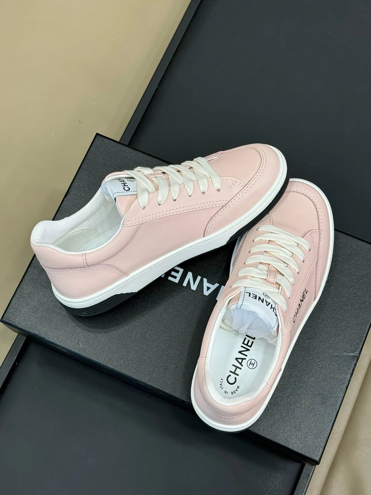 CHANEL SNEAKER