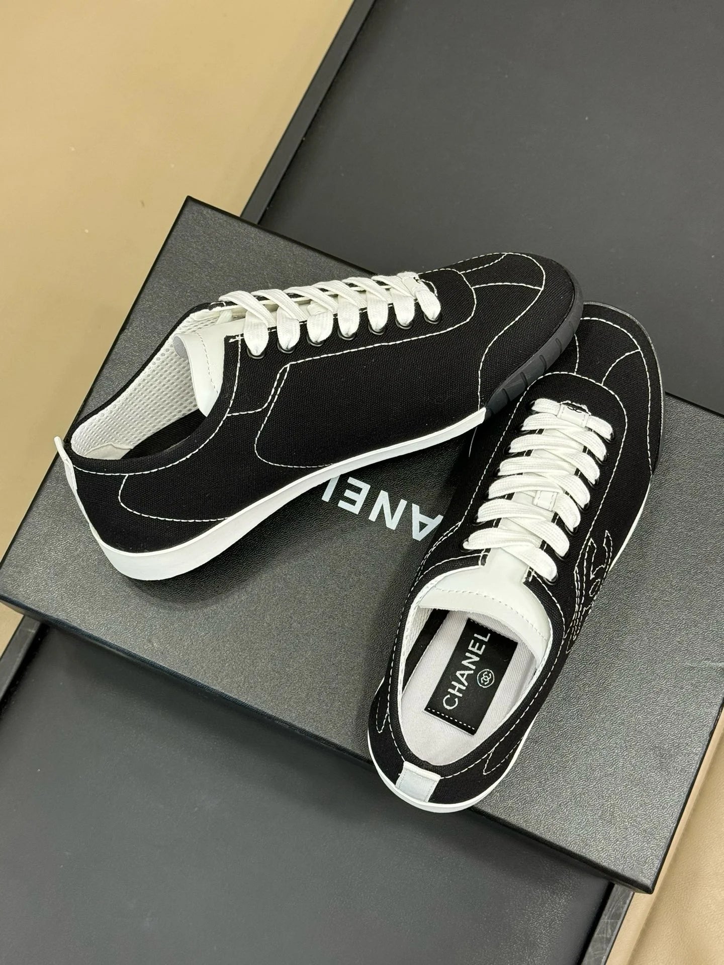 CHANEL SNEAKER