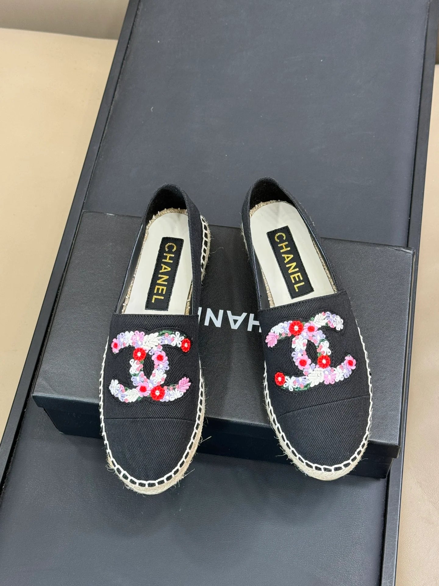 CHANEL SNEAKER