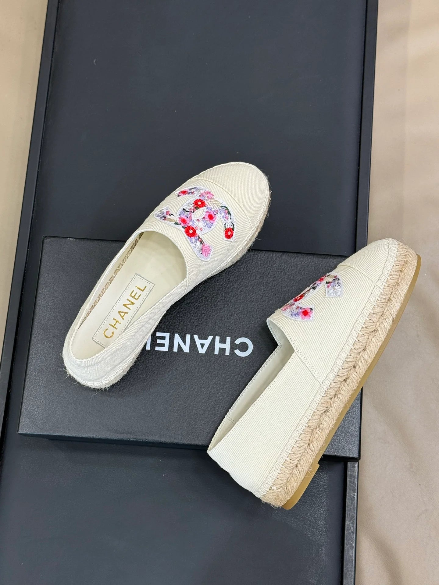 CHANEL SNEAKER