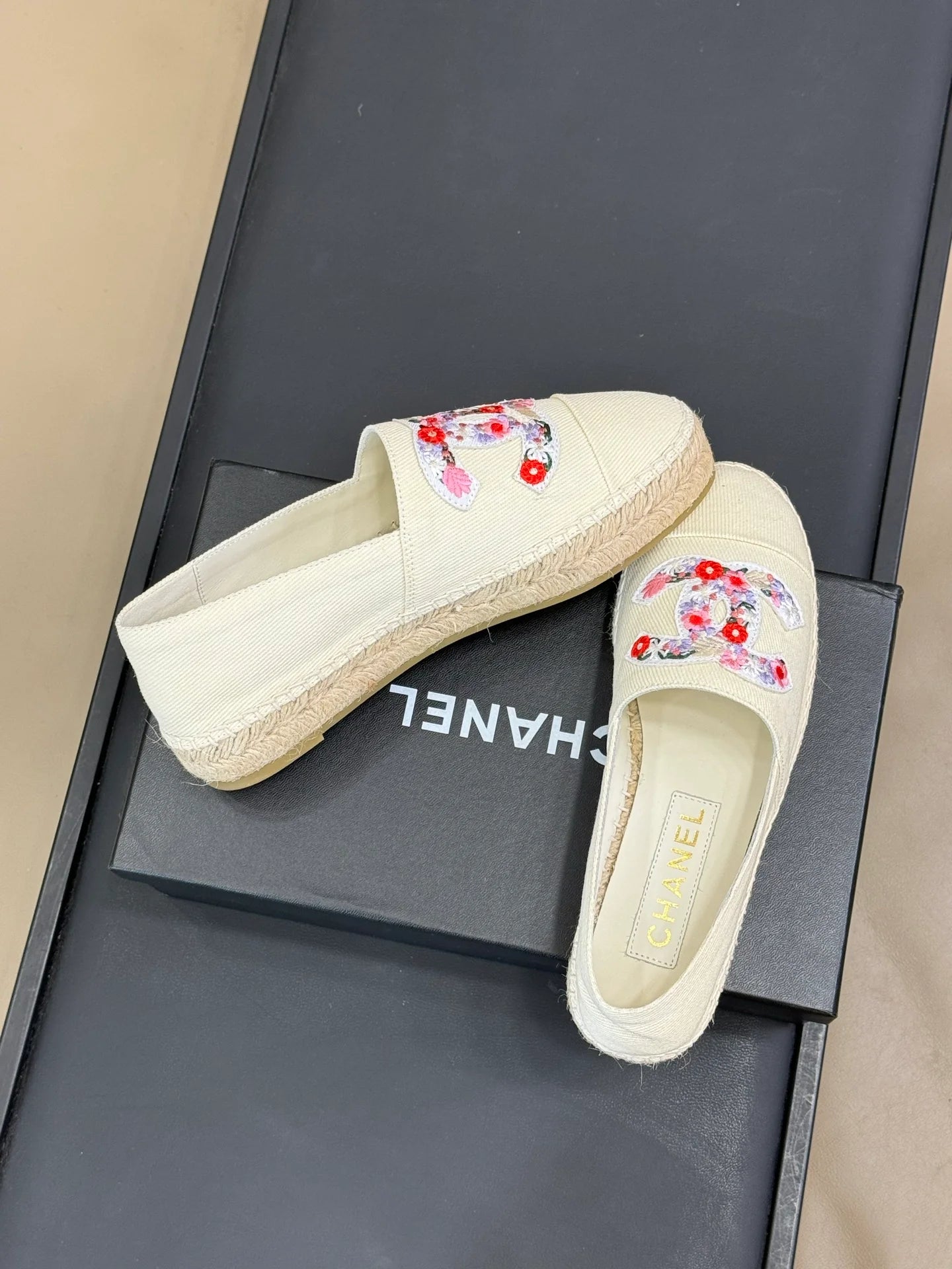 CHANEL SNEAKER