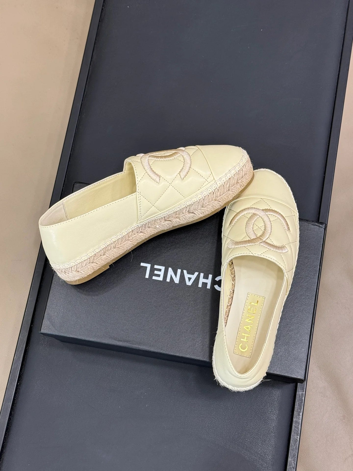 CHANEL SNEAKER