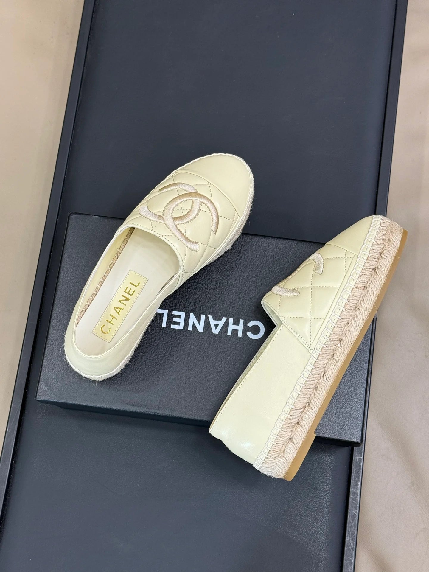 CHANEL SNEAKER