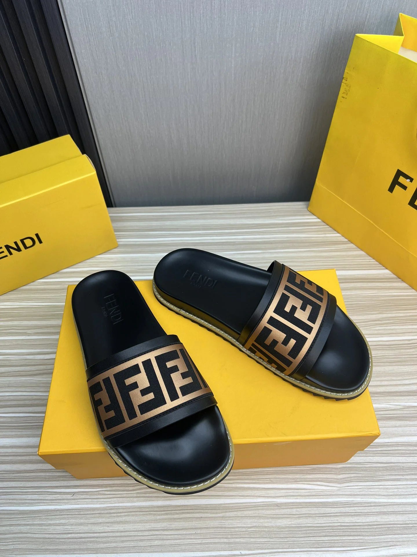 FENDI SANDAL