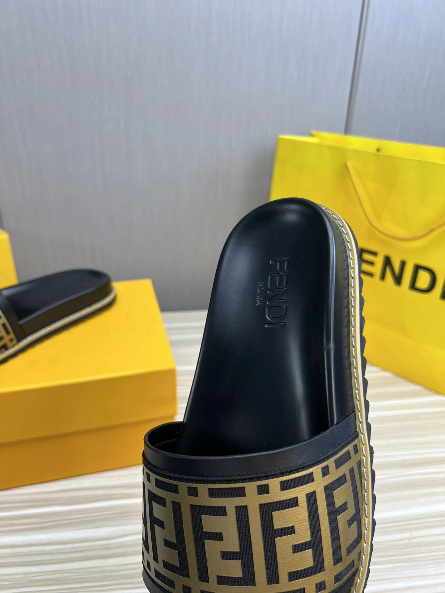 FENDI SANDAL