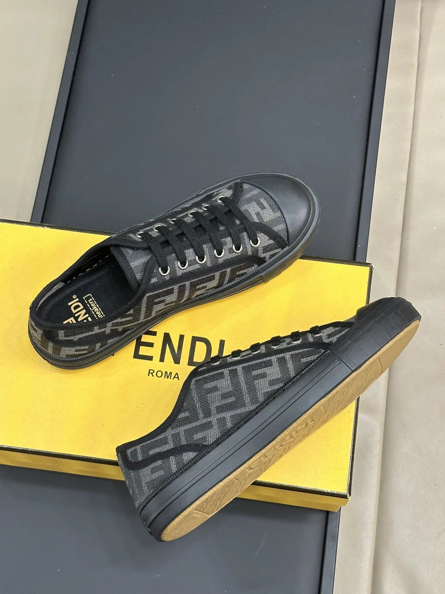 FENDI SNEAKER