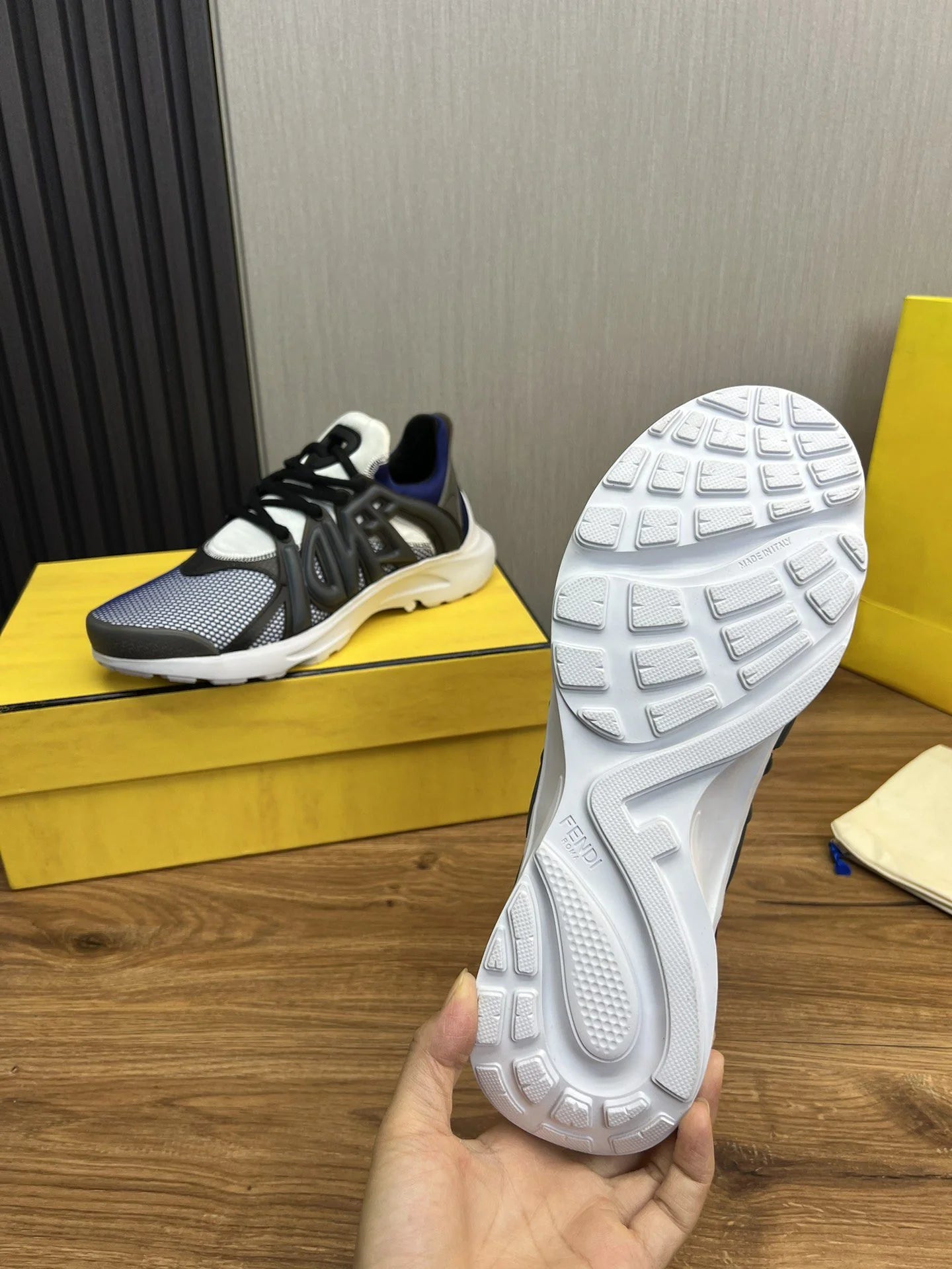 FENDI SNEAKER
