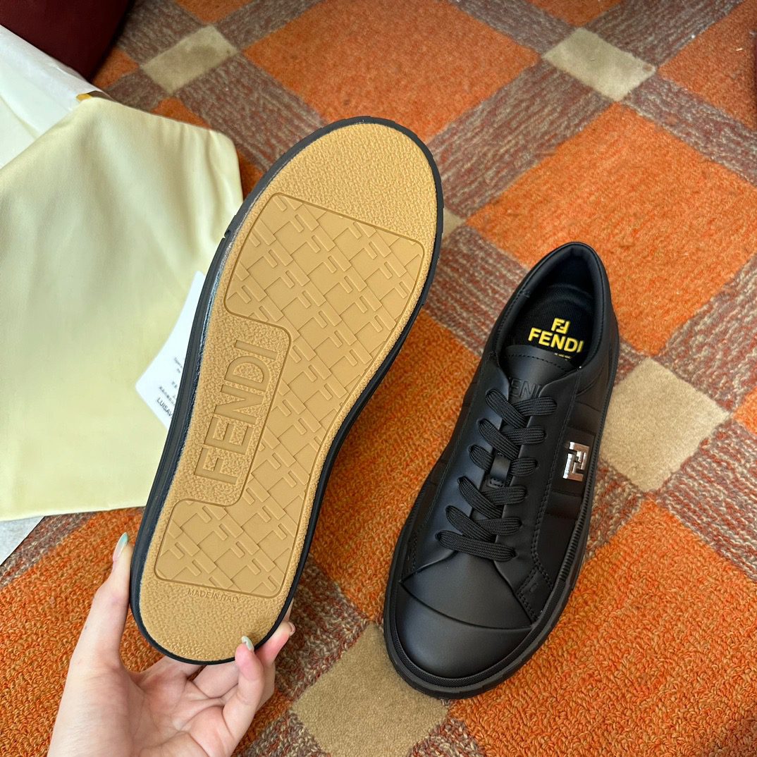 FENDI SNEAKER
