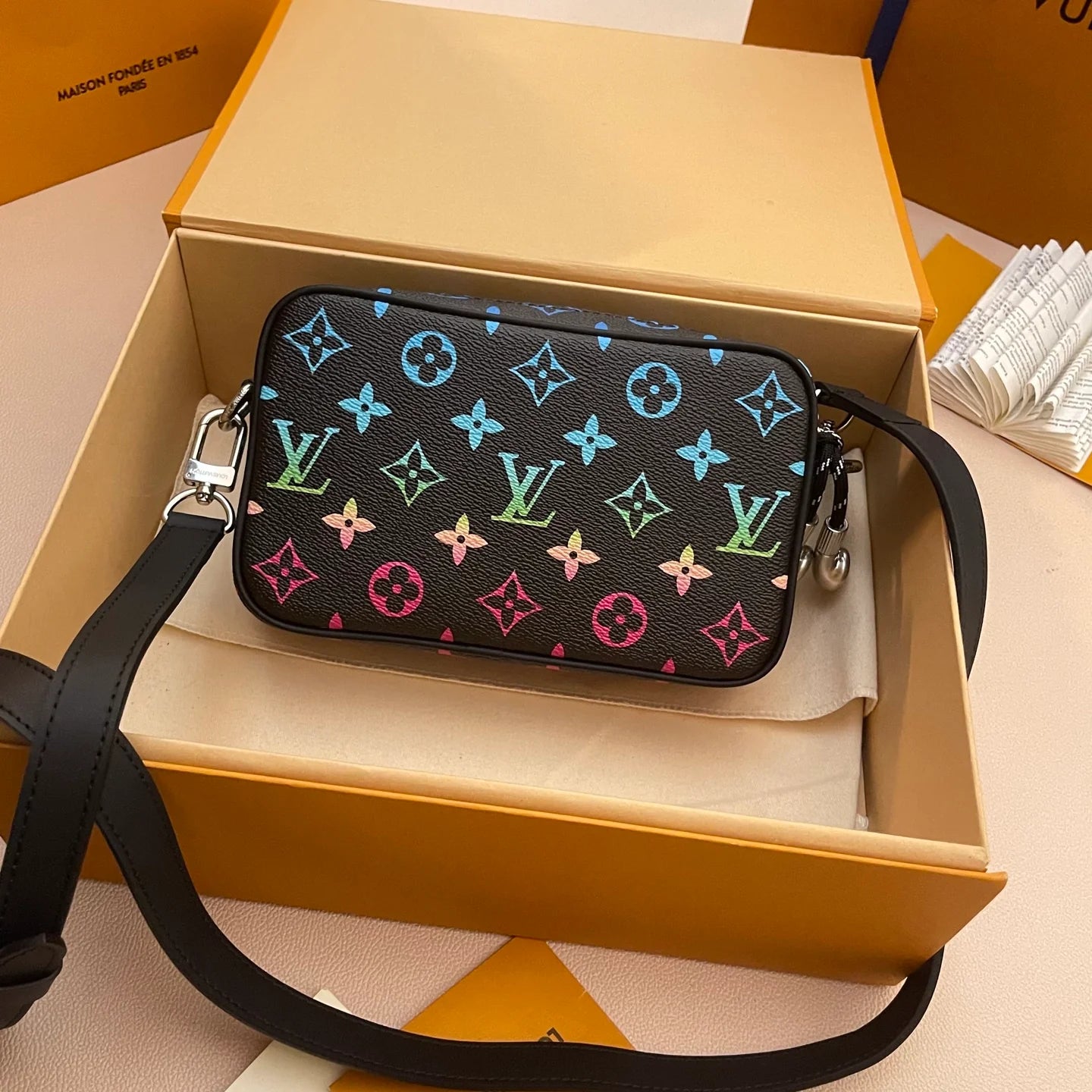 LV BAG M