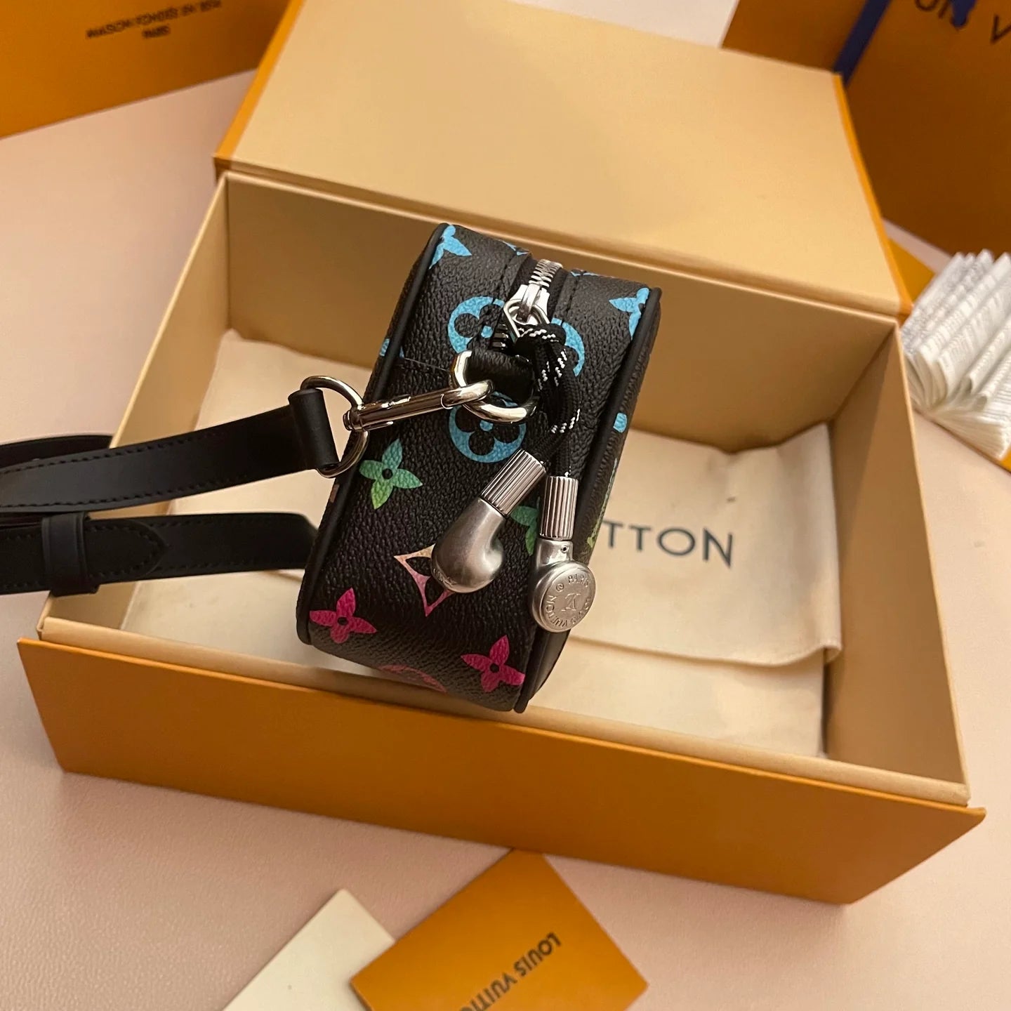 LV BAG M