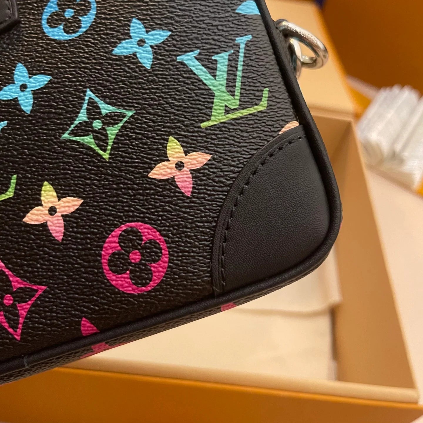 LV BAG M