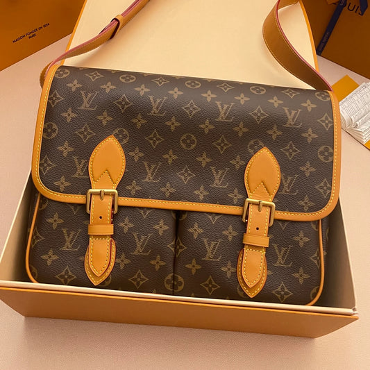 LV BAG M