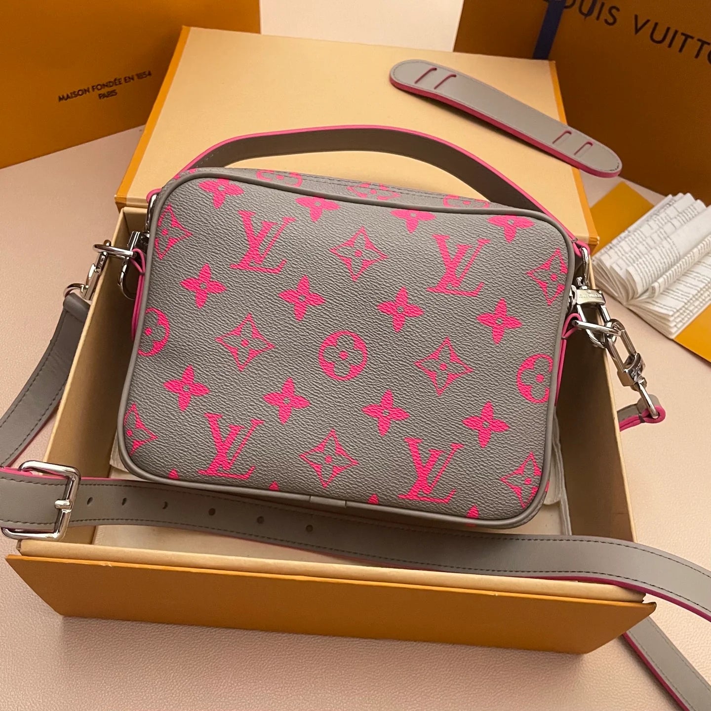 LV BAG M