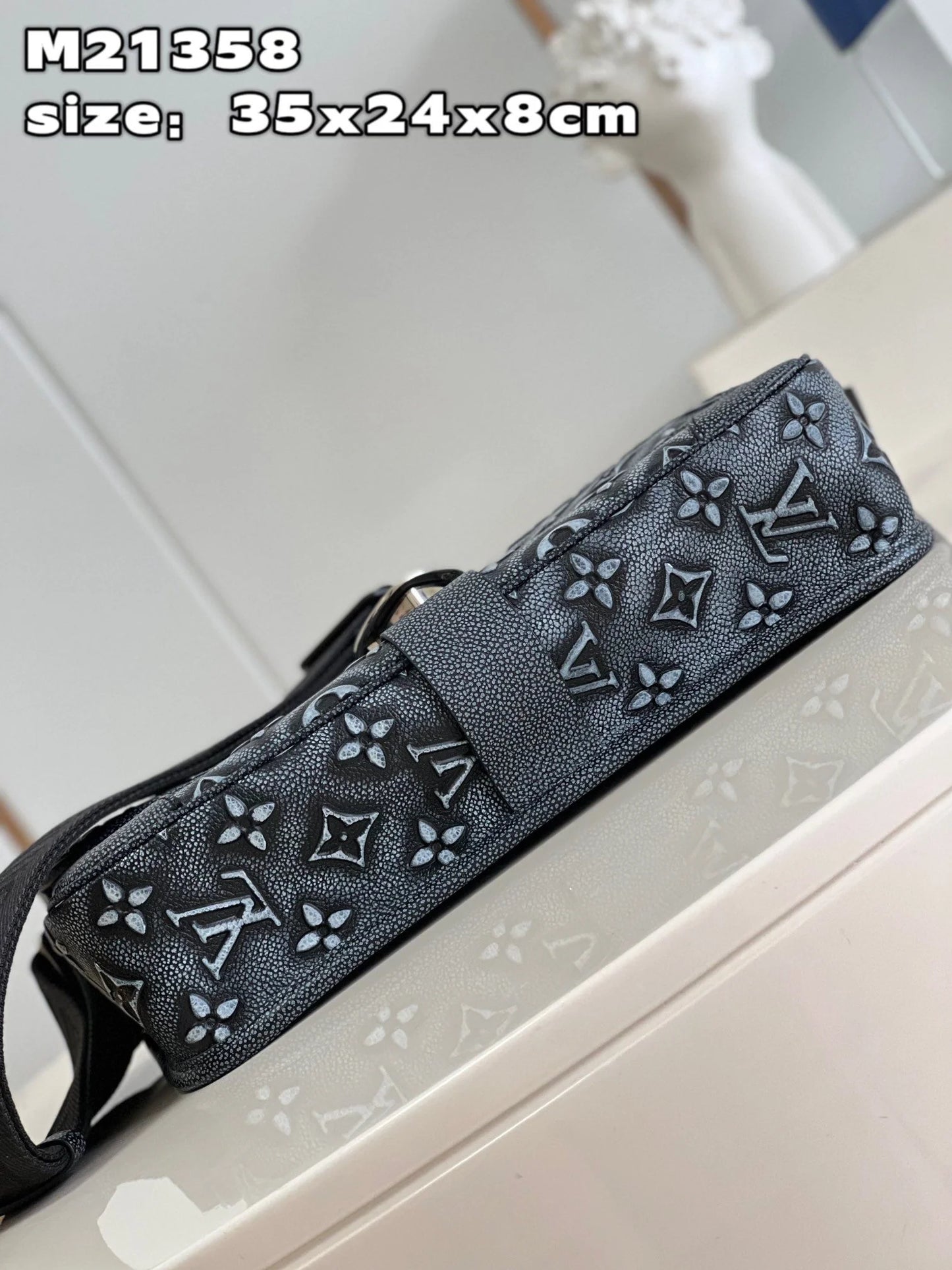 LV BAG M