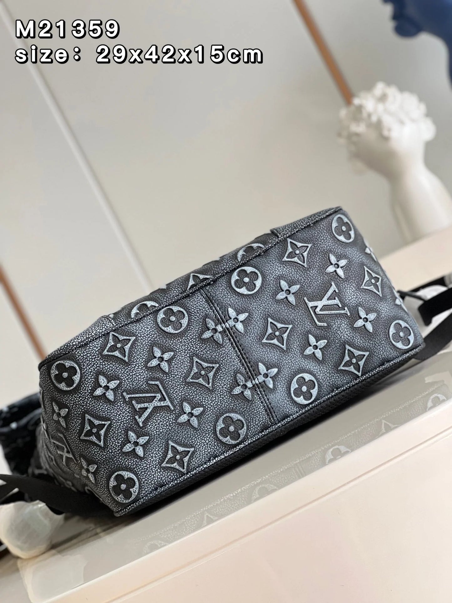 LV BAG M