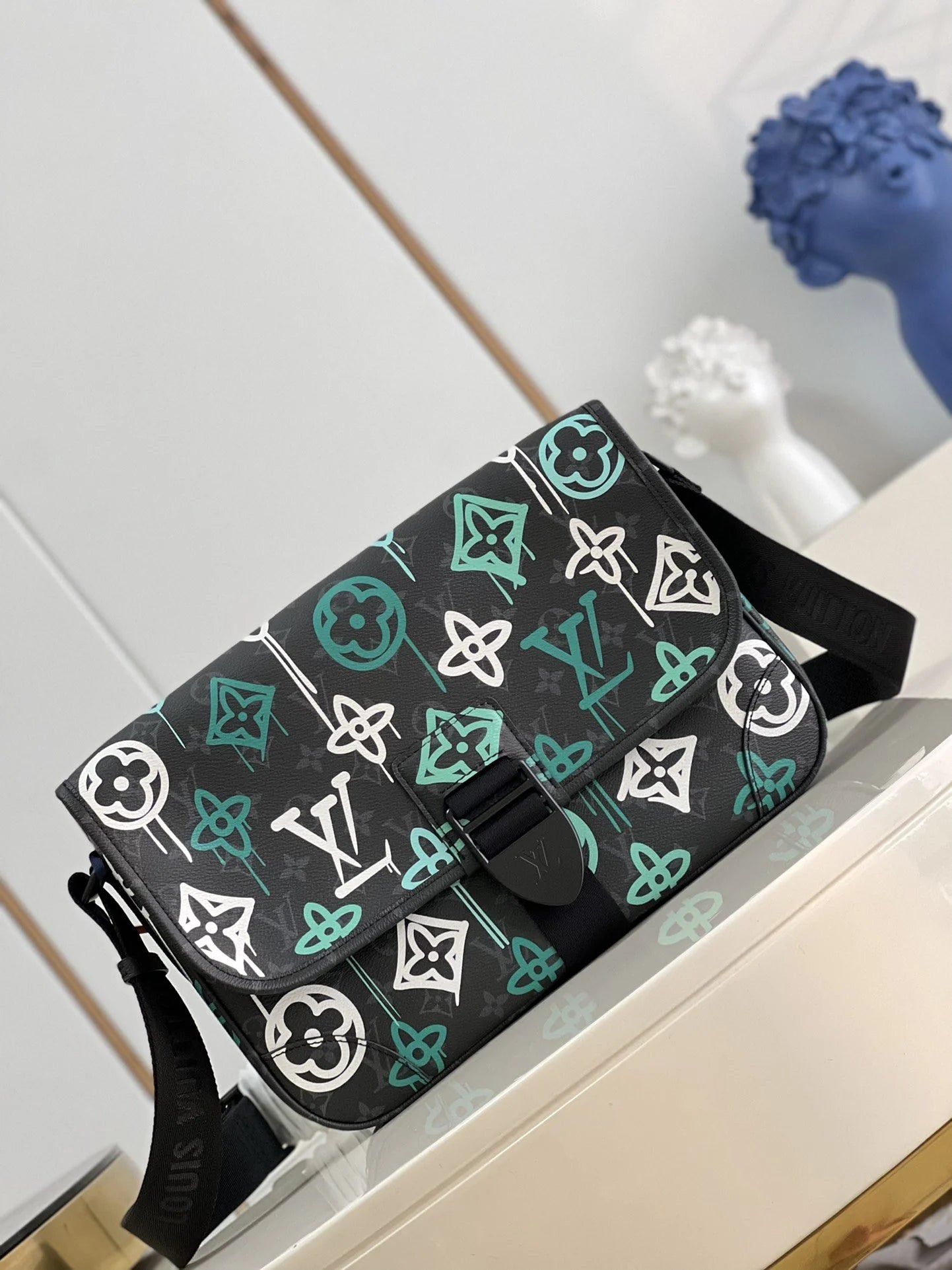 LV BAG M