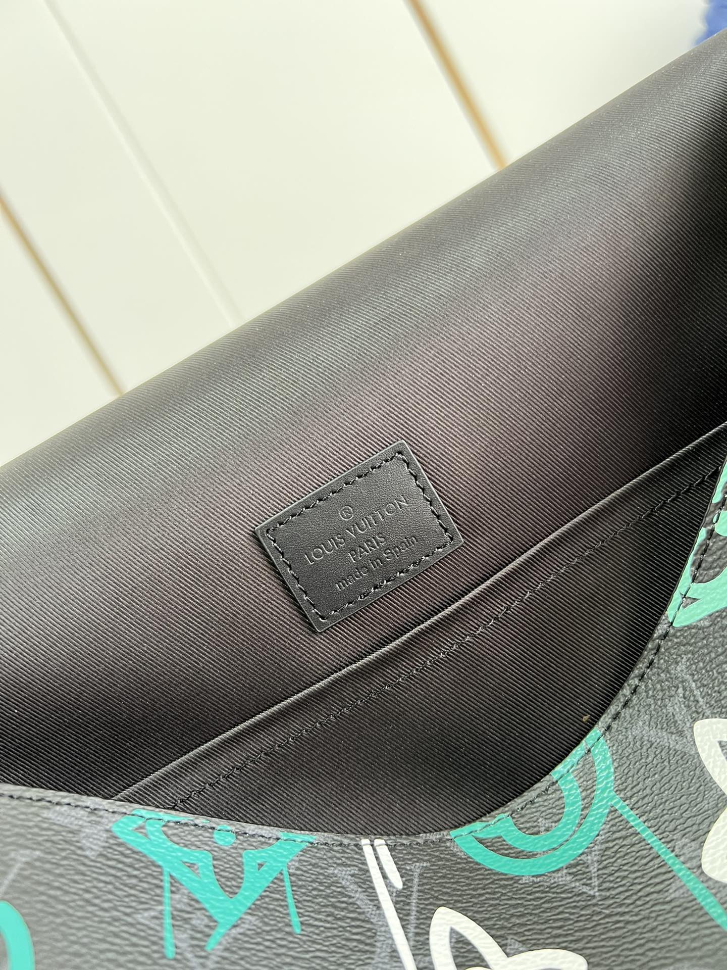 LV BAG M
