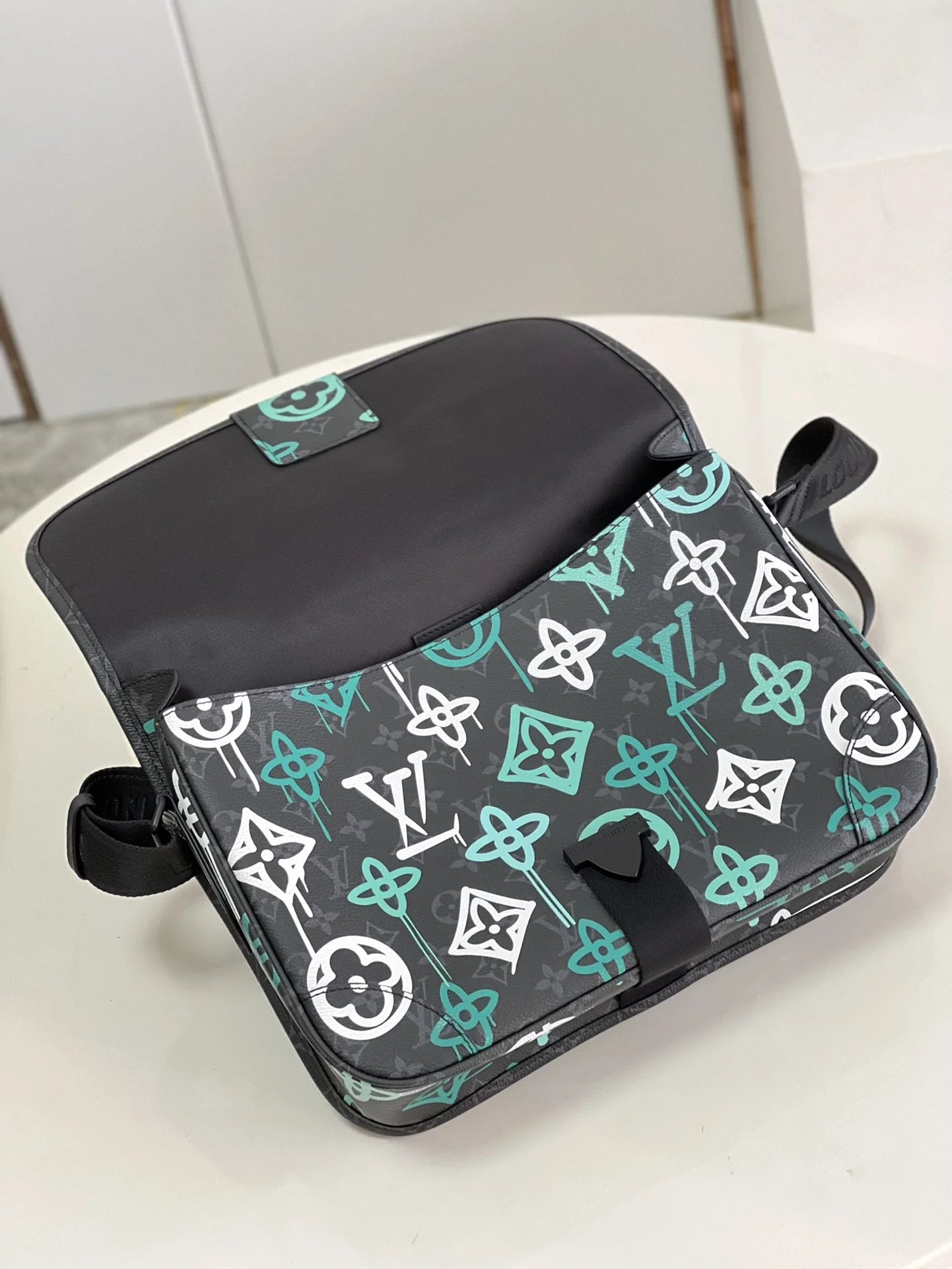 LV BAG M