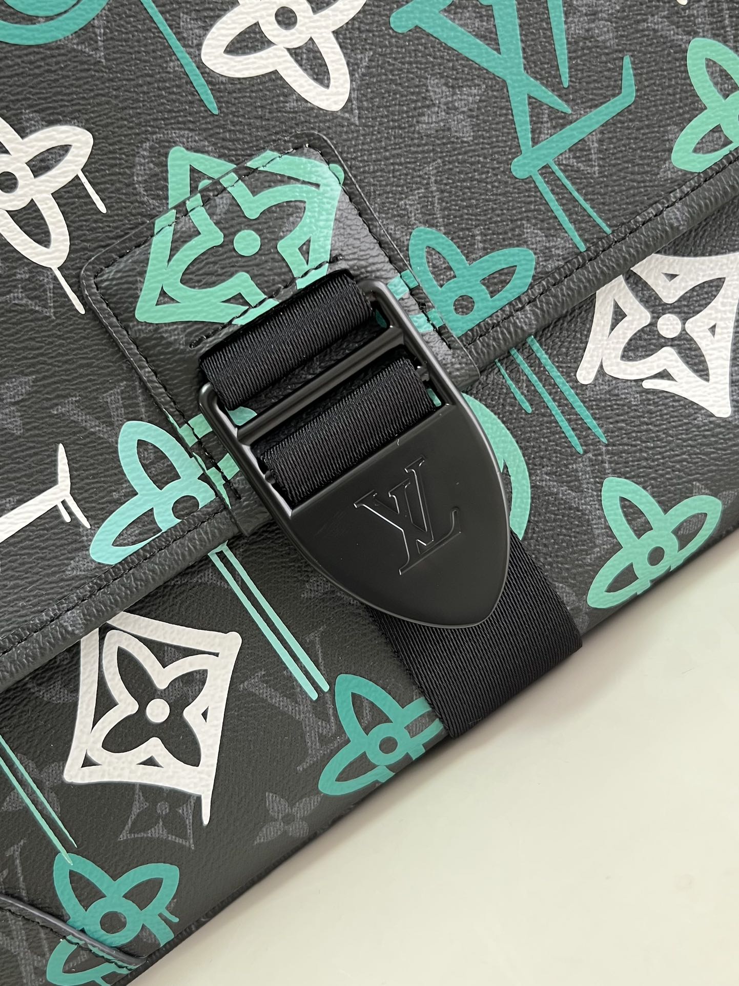 LV BAG M