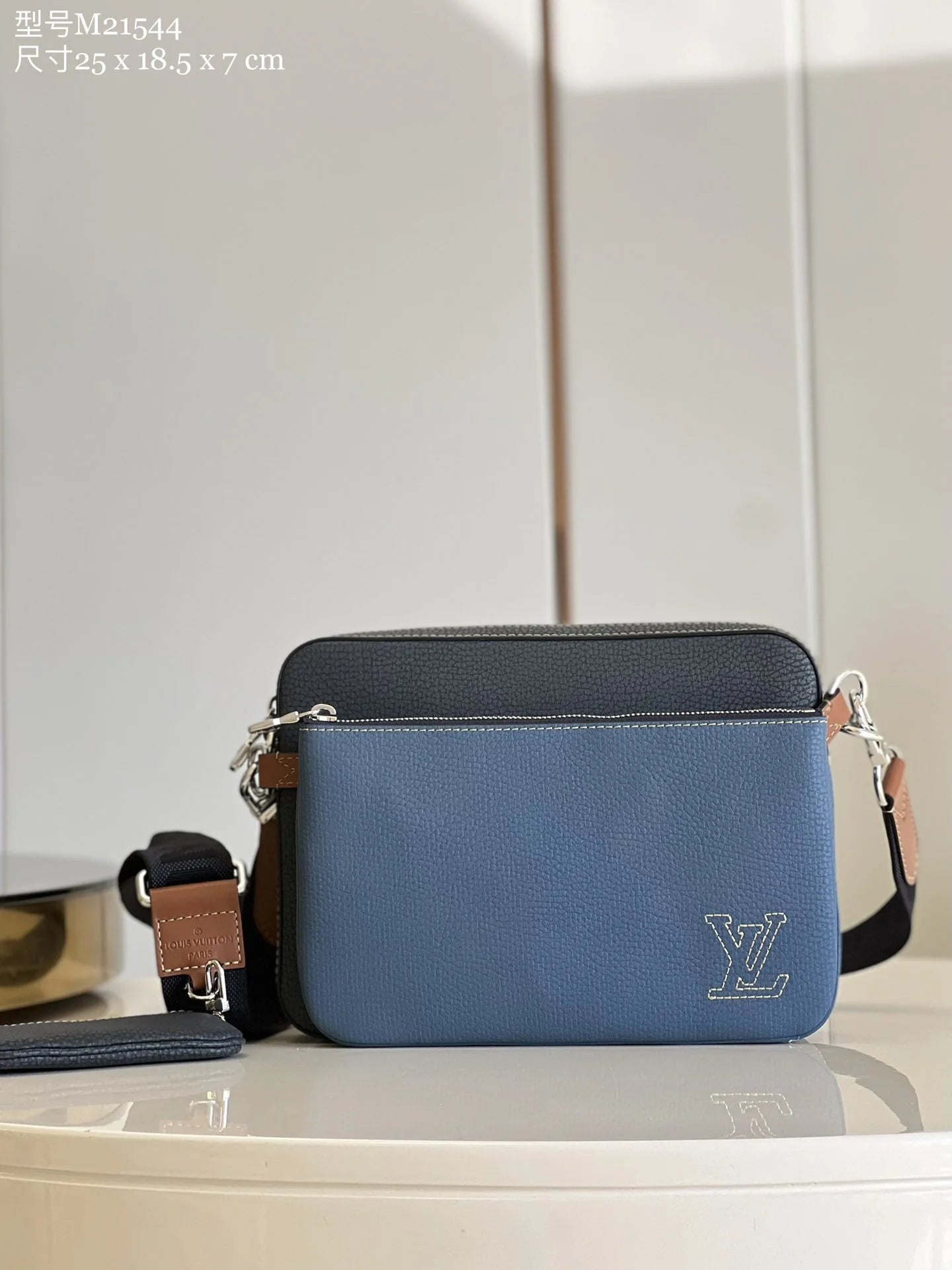 LV BAG M