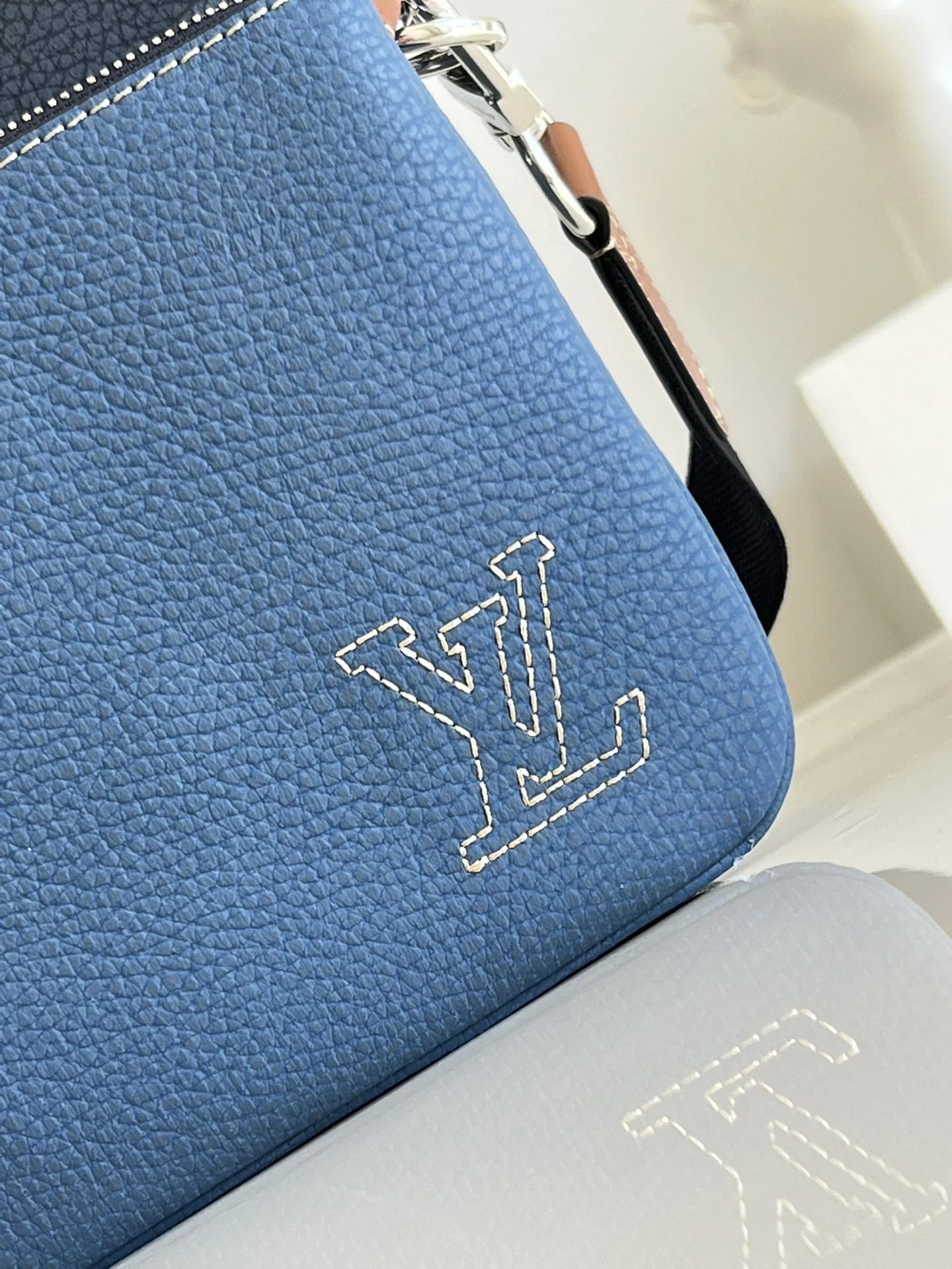 LV BAG M