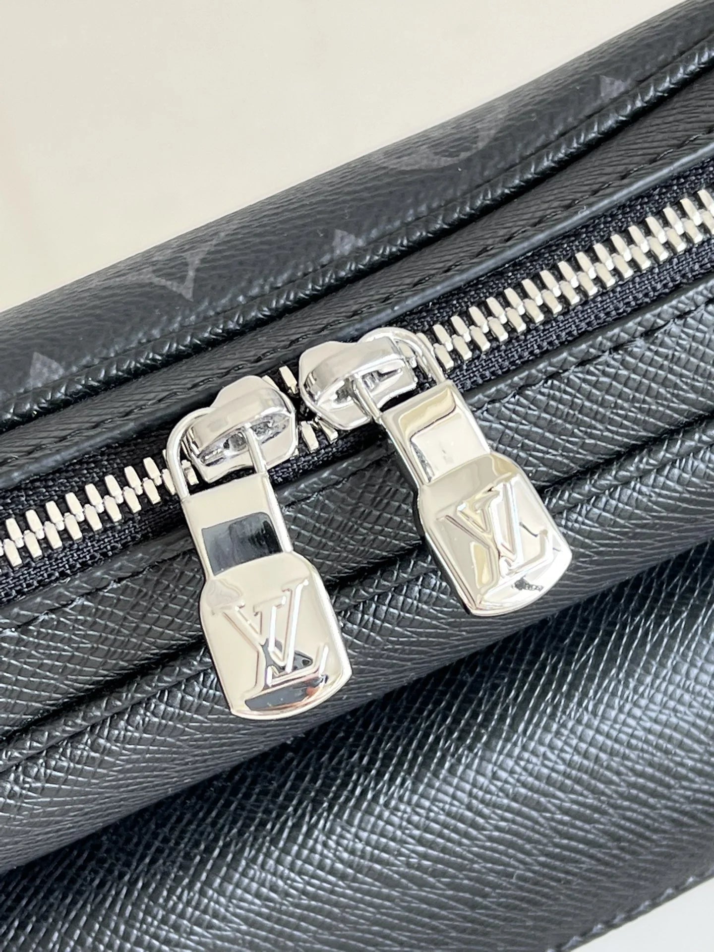 LV BAG M30233
