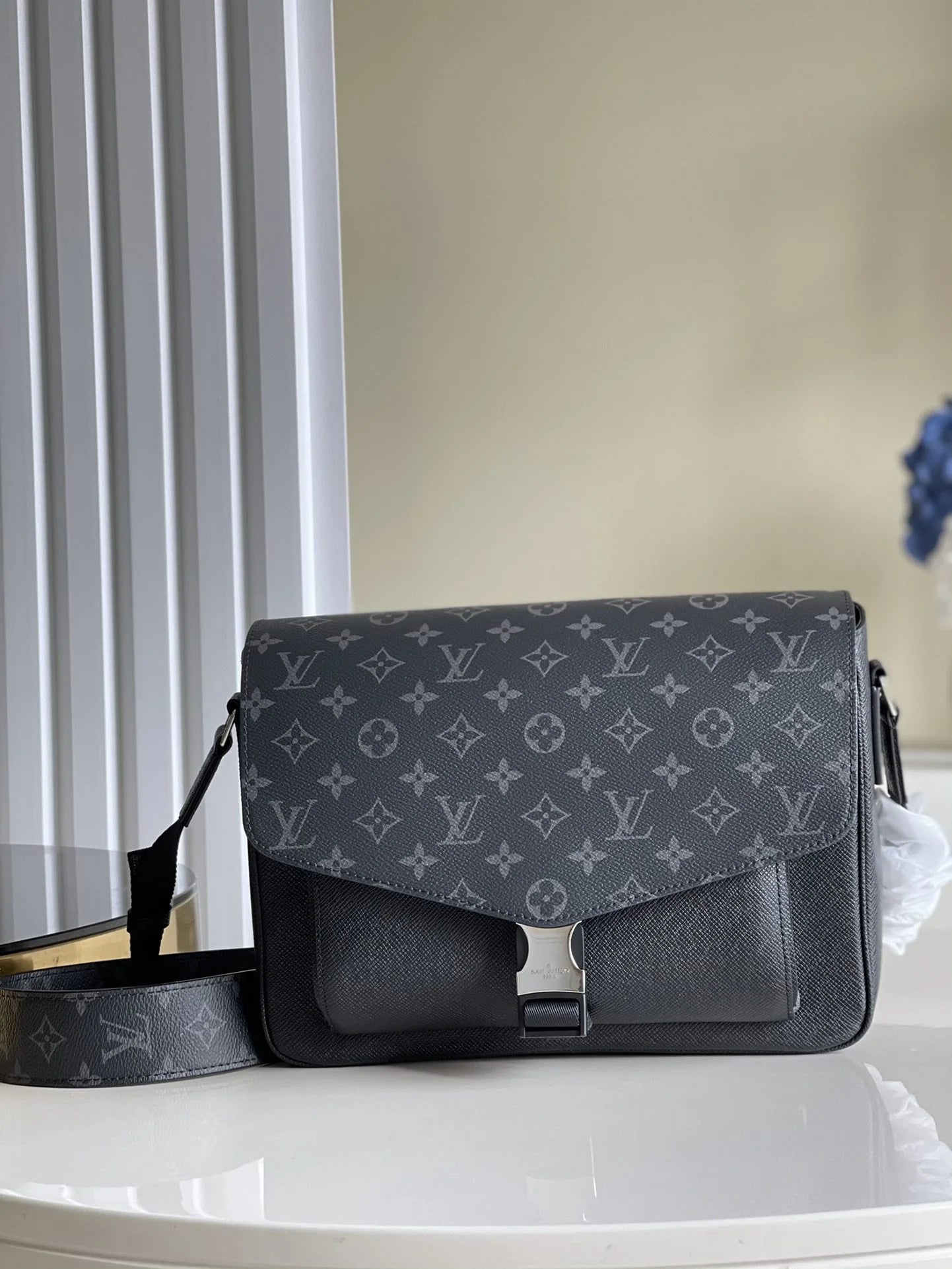 LV BAG M