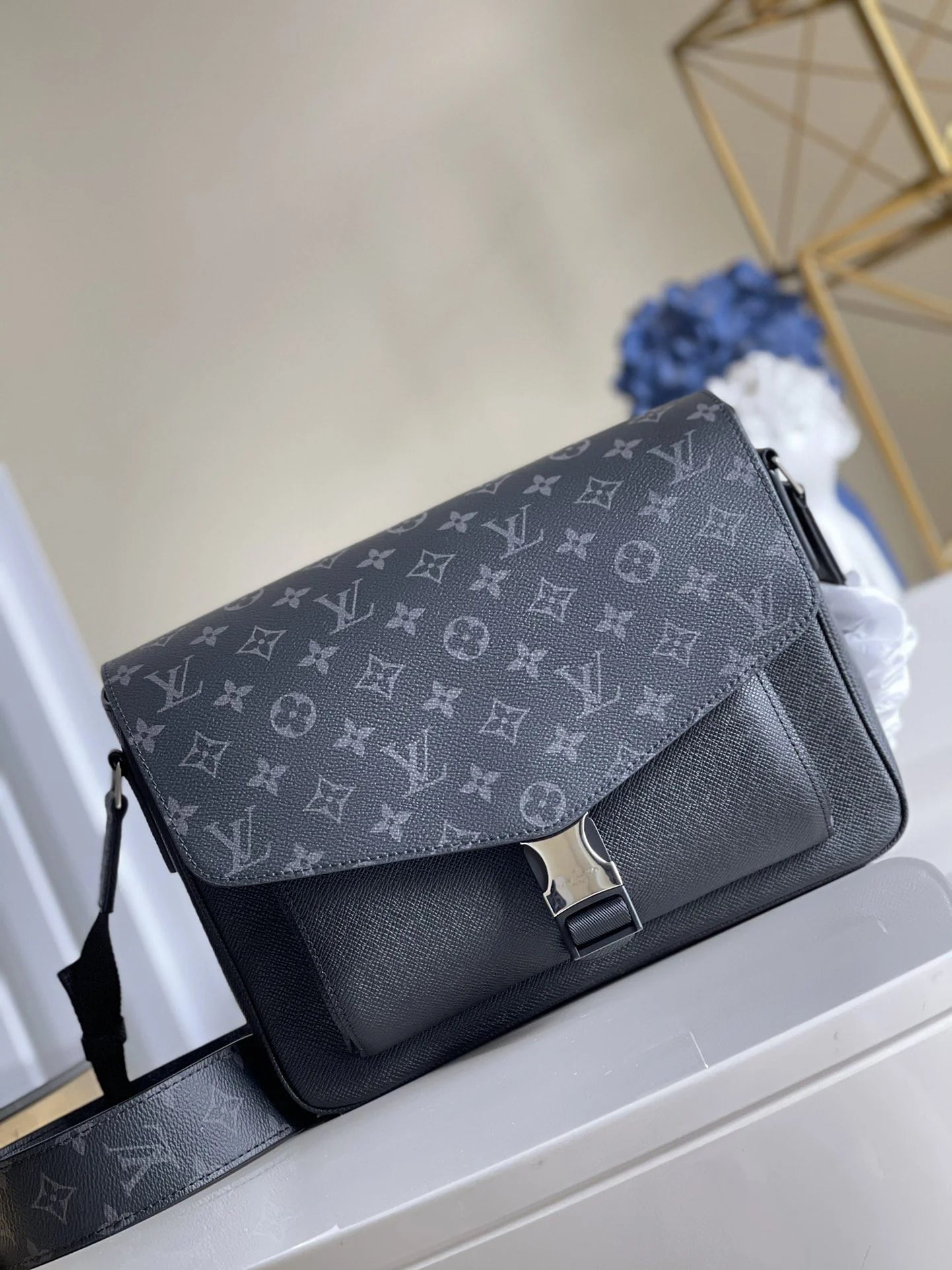 LV BAG M