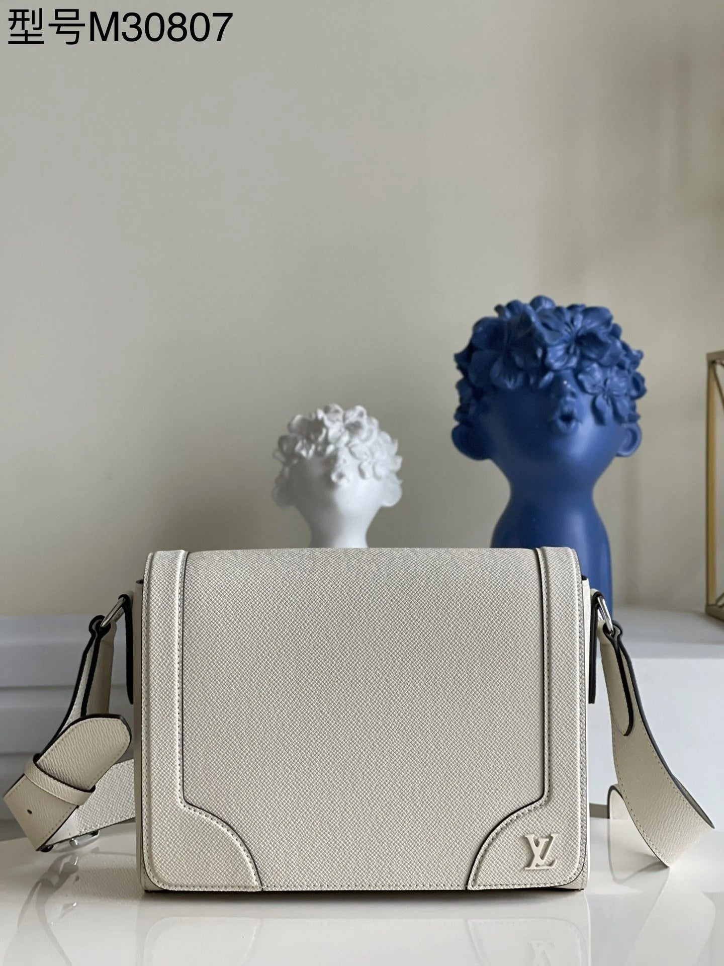 LV BAG M