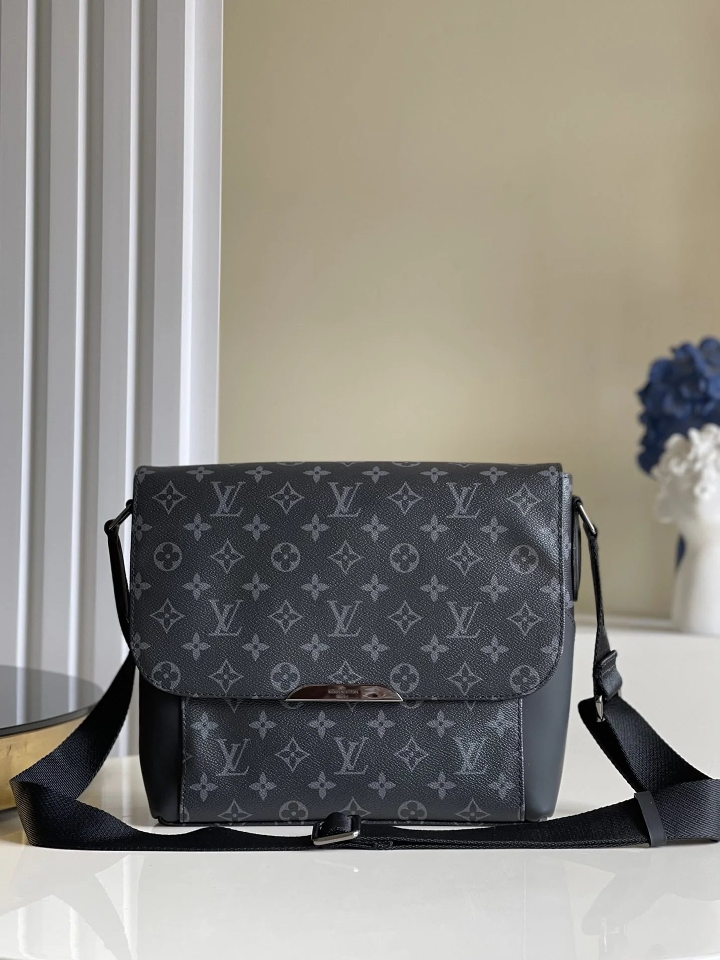 LV BAG M