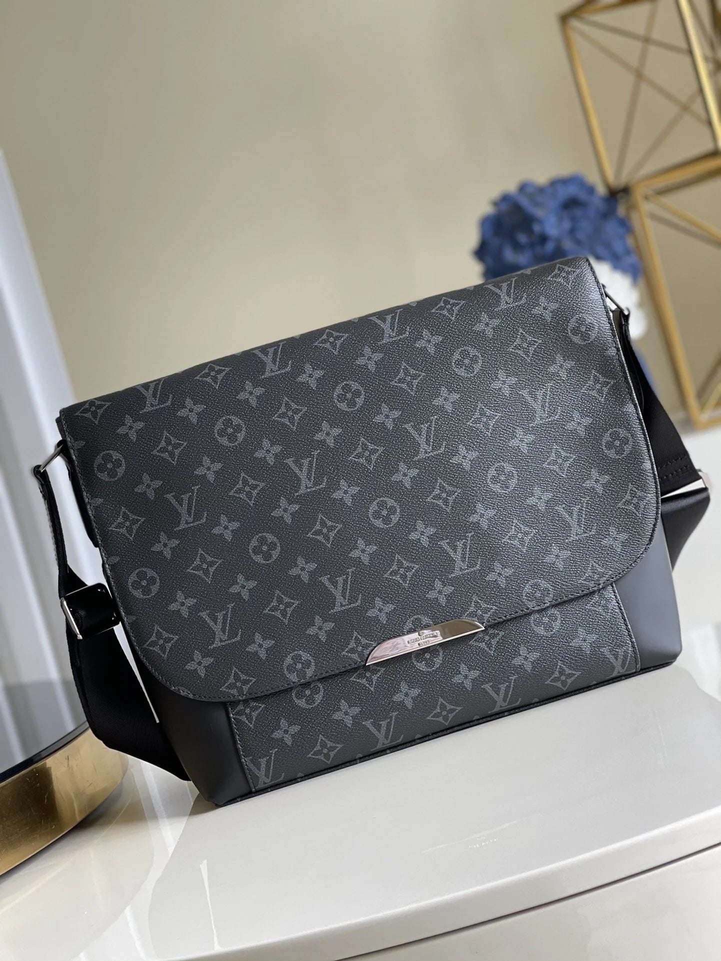 LV BAG M
