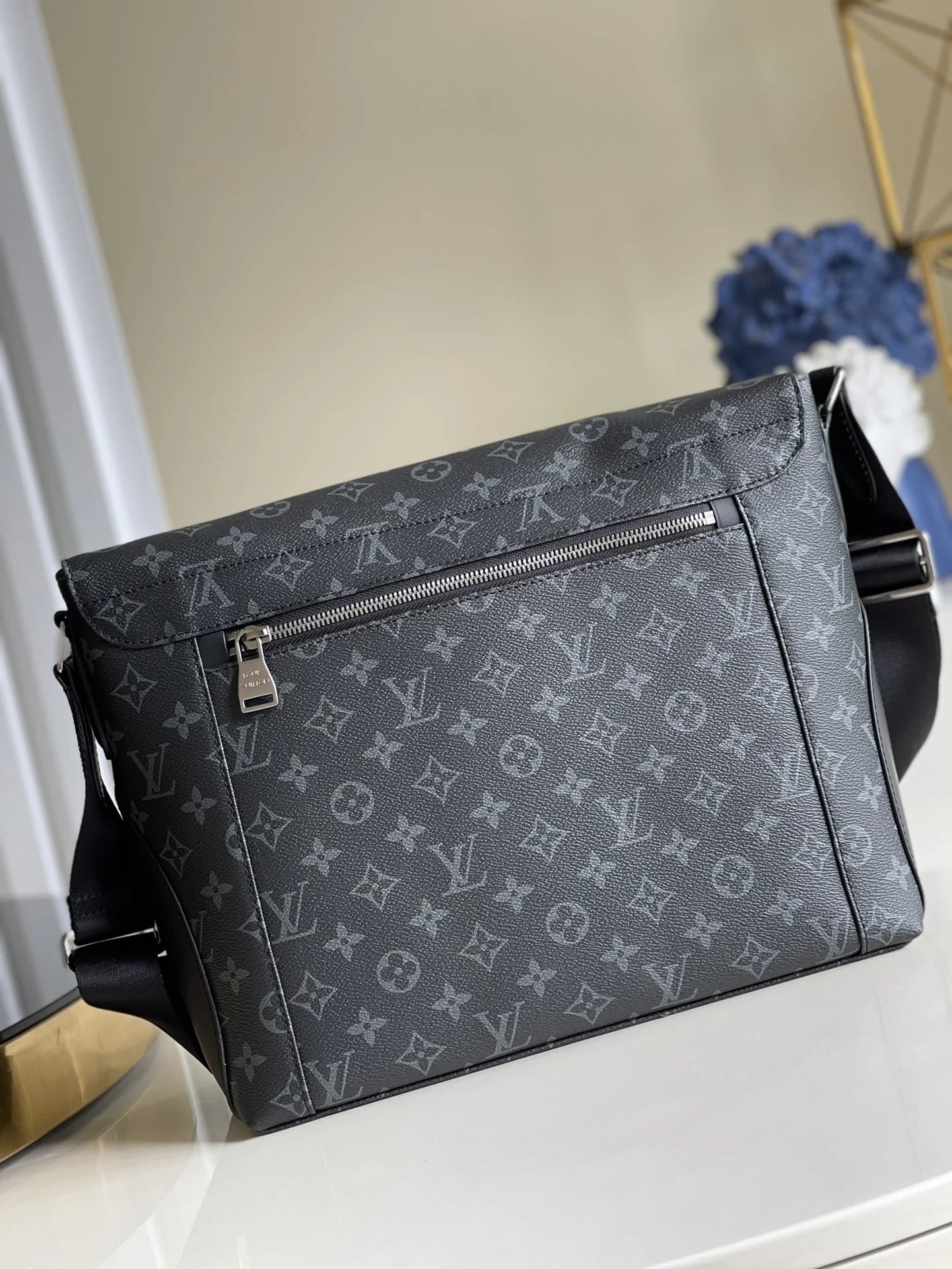 LV BAG M
