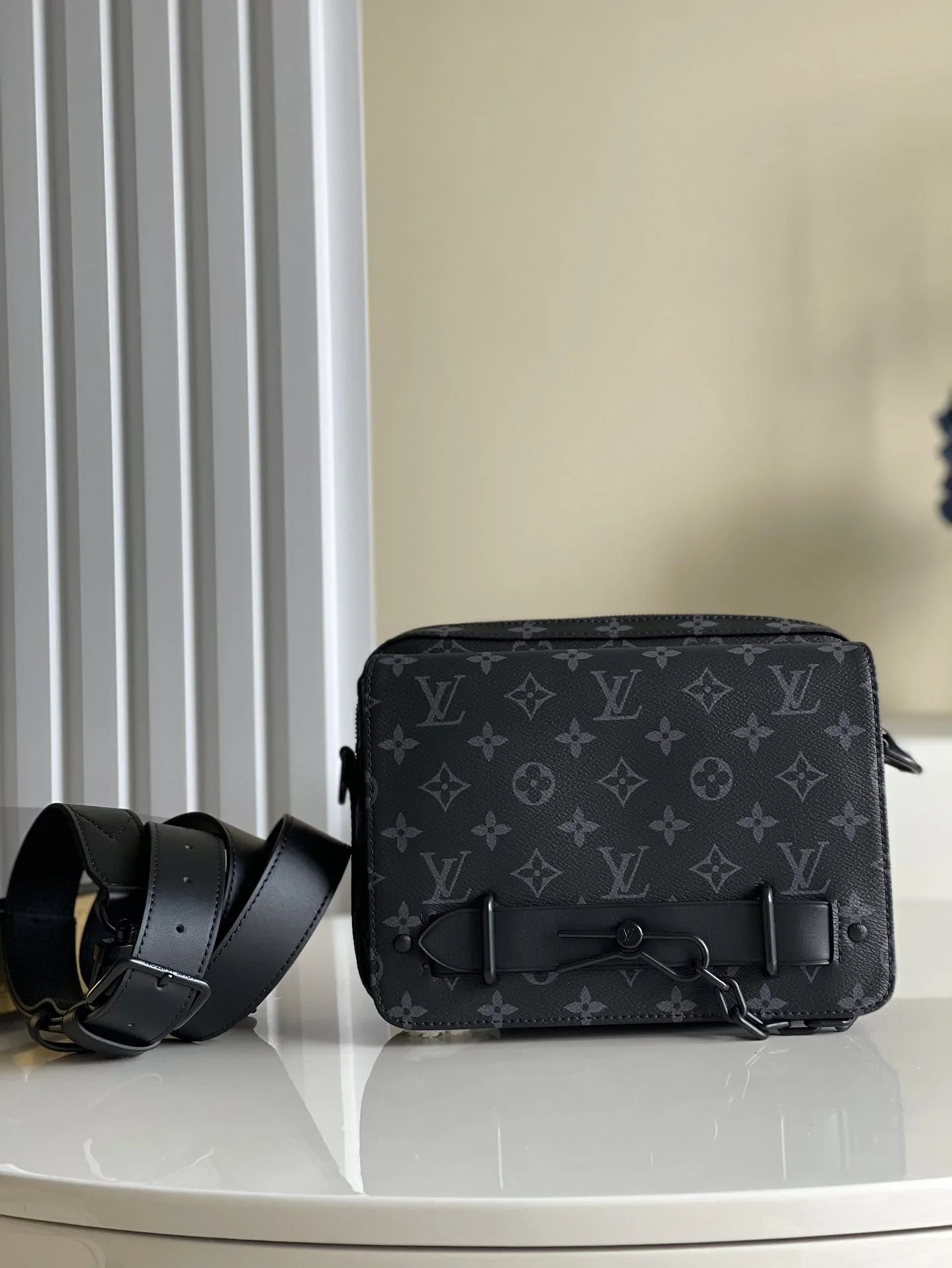 LV BAG M