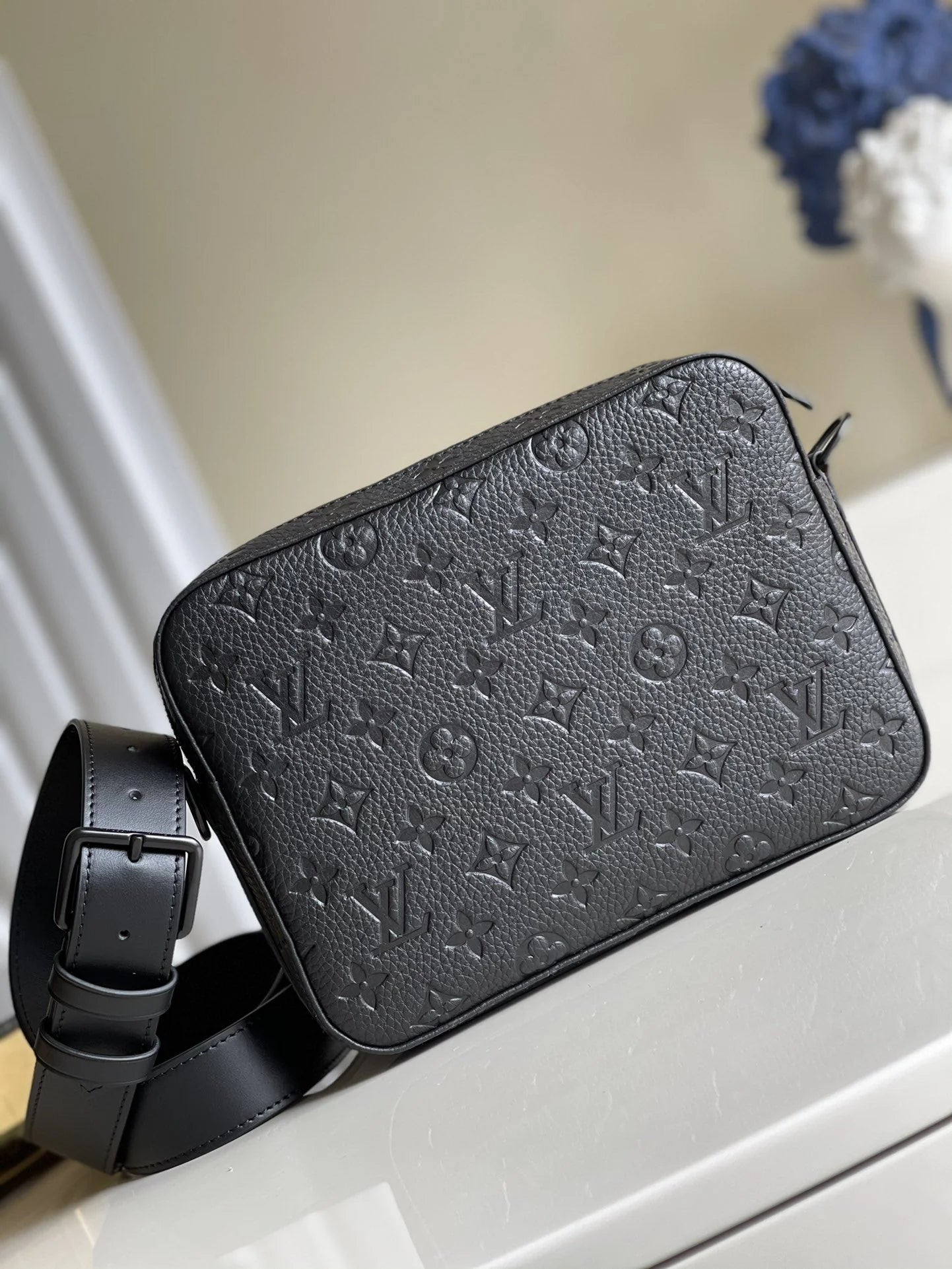 LV BAG M