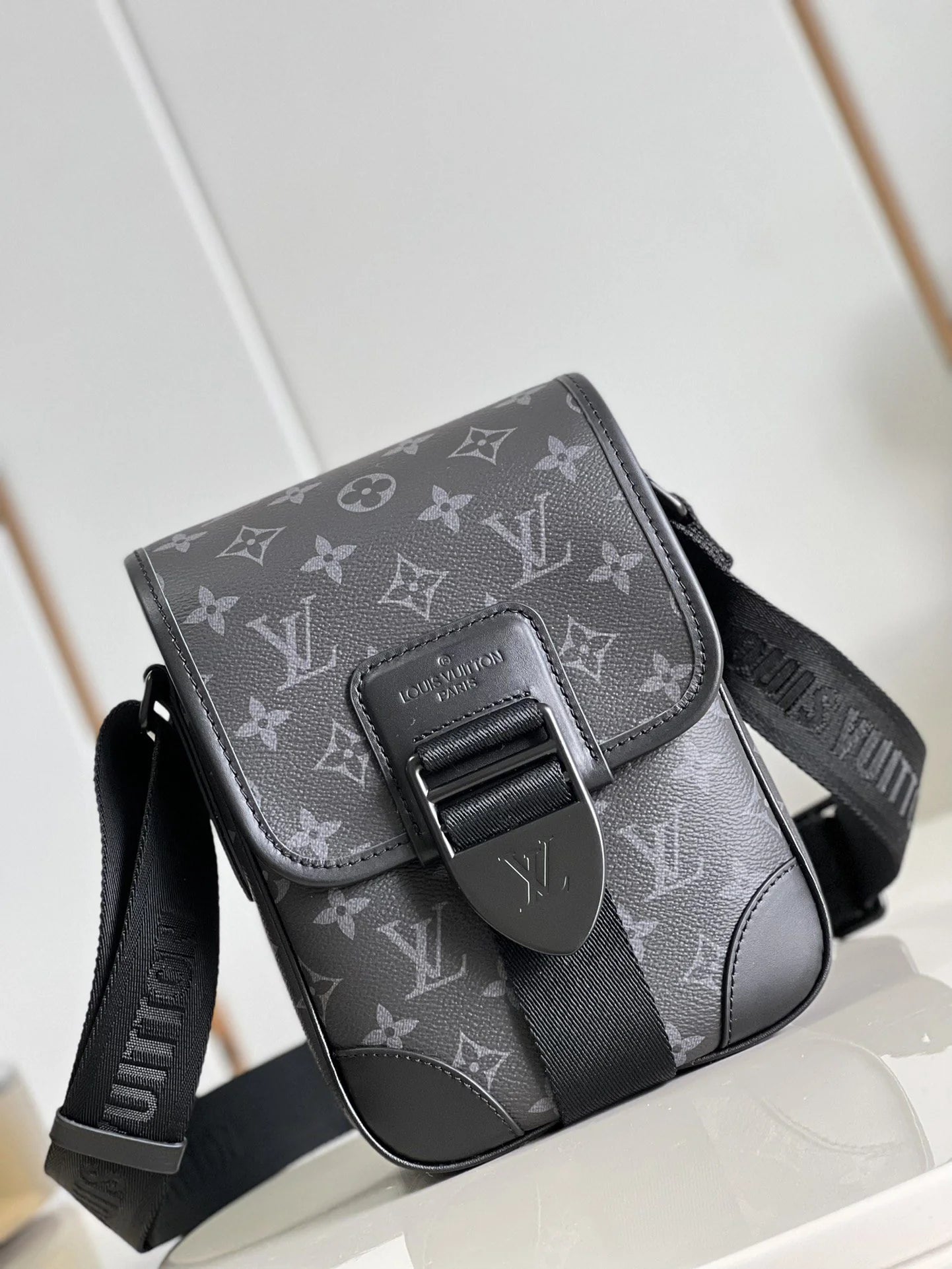 LV BAG M