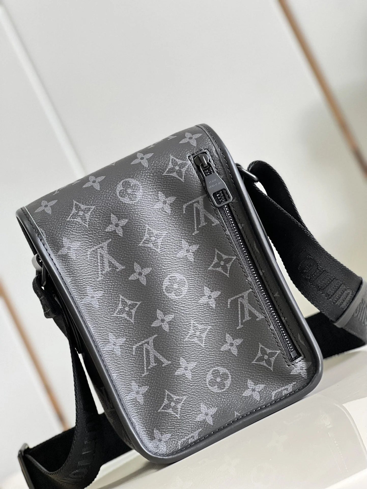LV BAG M