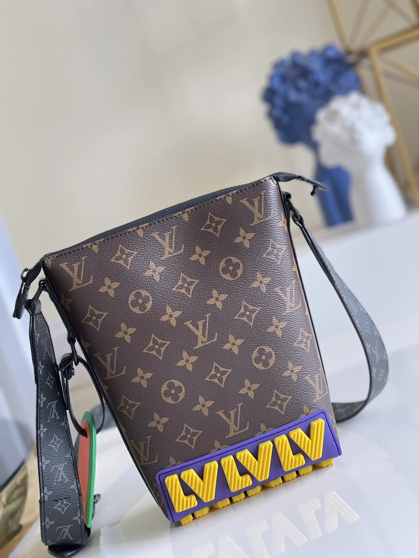 LV BAG M