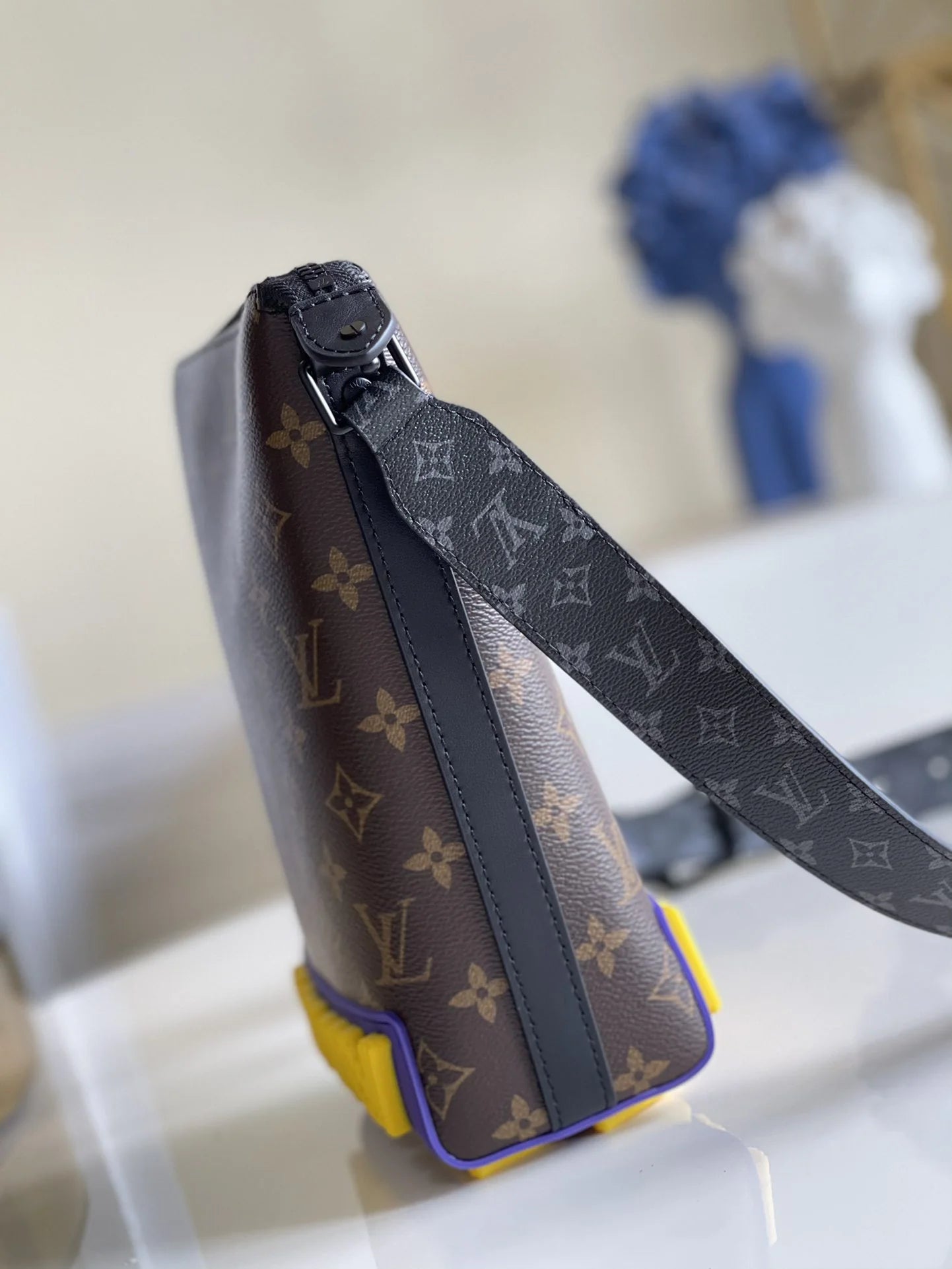 LV BAG M