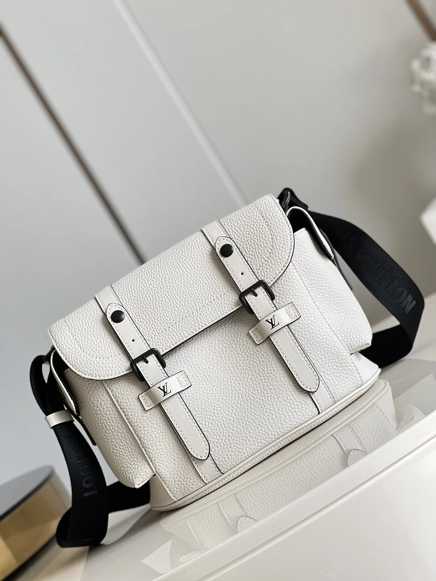 LV BAG M