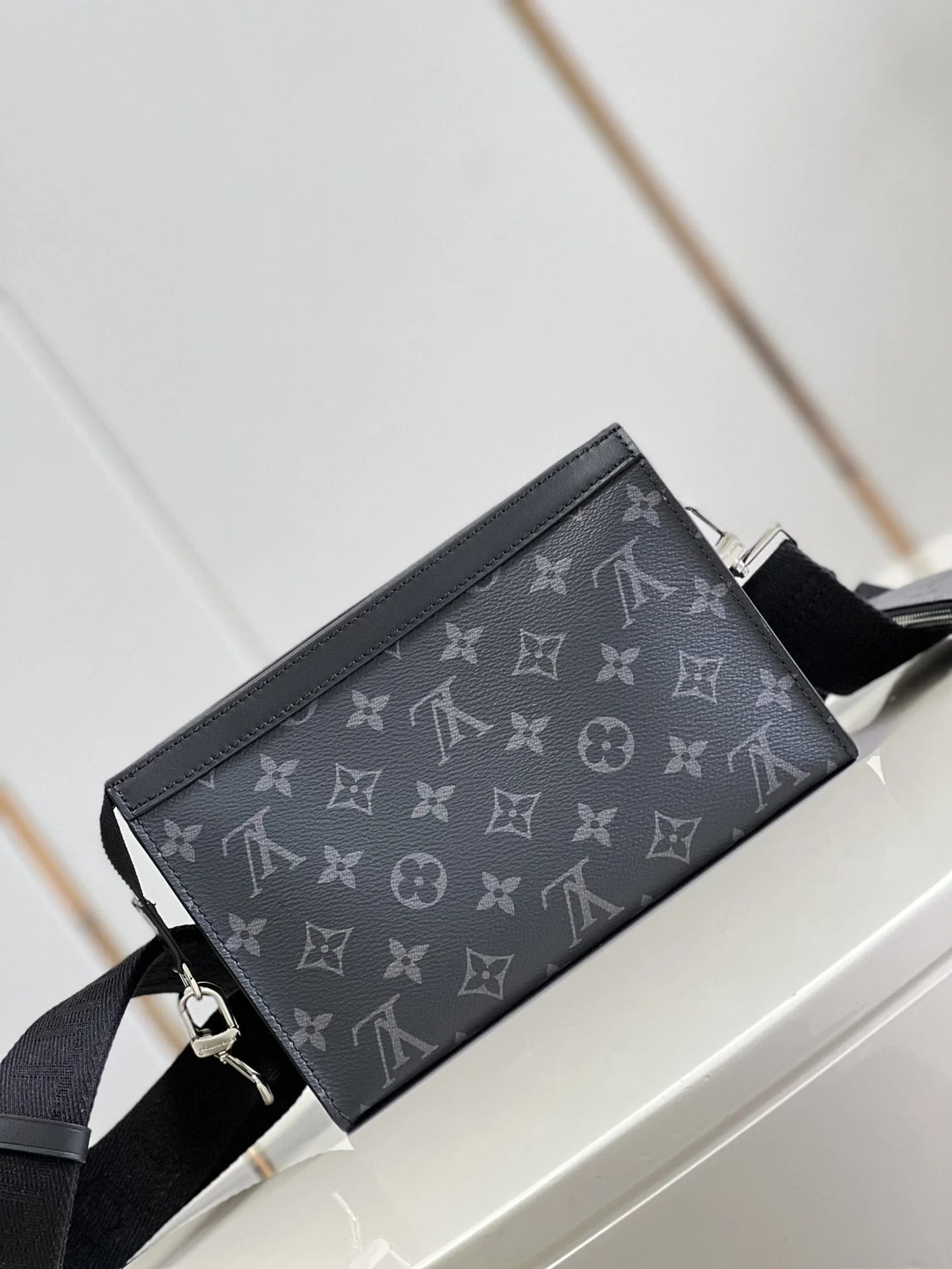 LV BAG M